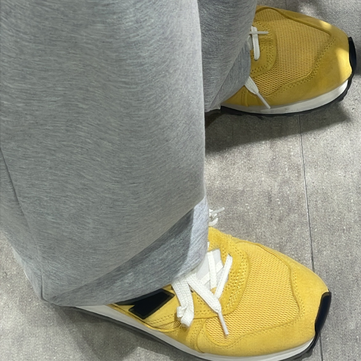 New Balance x JJJJound 475 Yellow White 착용 스타일 - 1