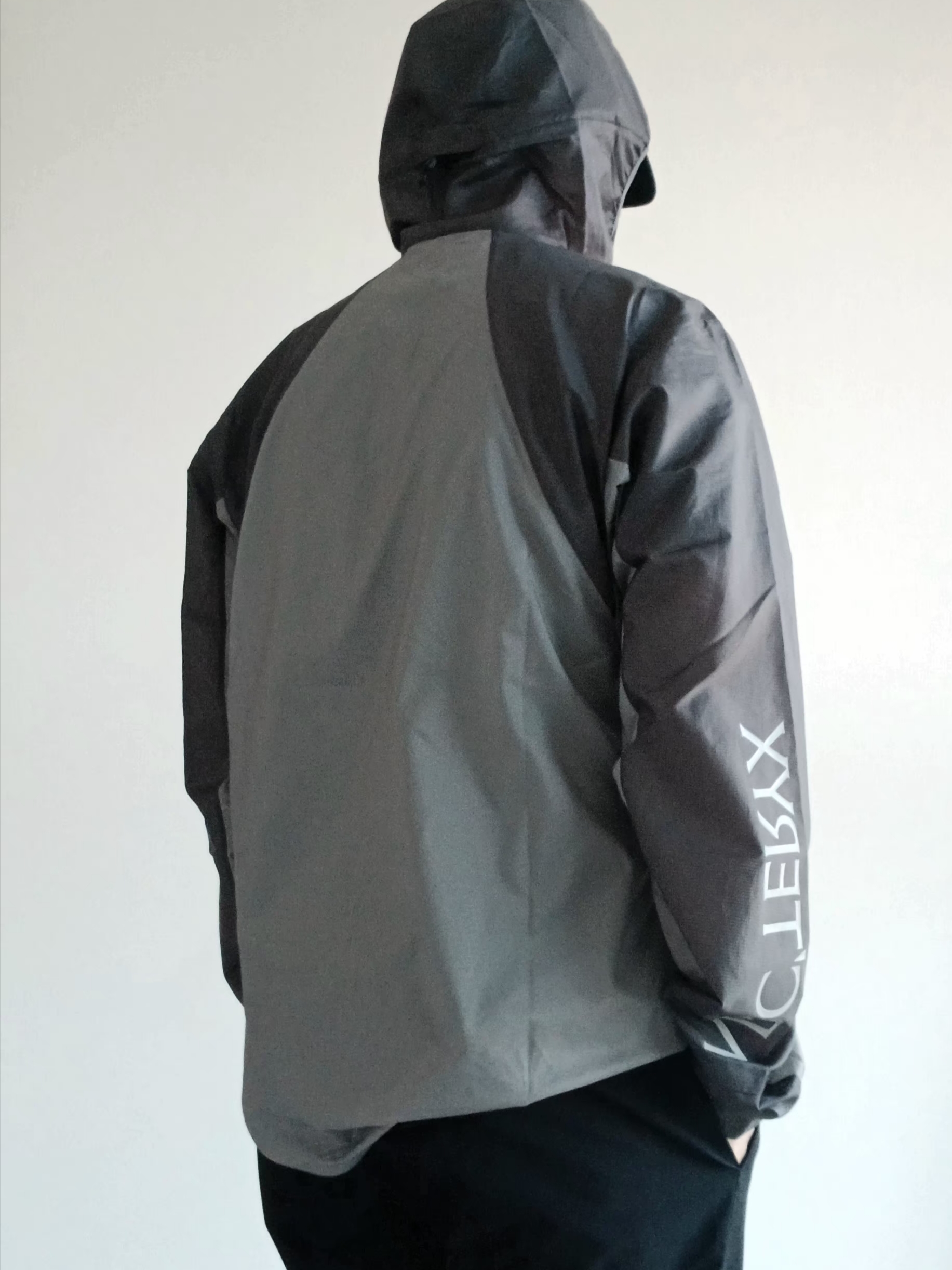 Goldwin Gore-Tex 3L Cap Black, Arc'teryx Norvan Windshell Hoody Cloud Void 착용 스타일 - 3