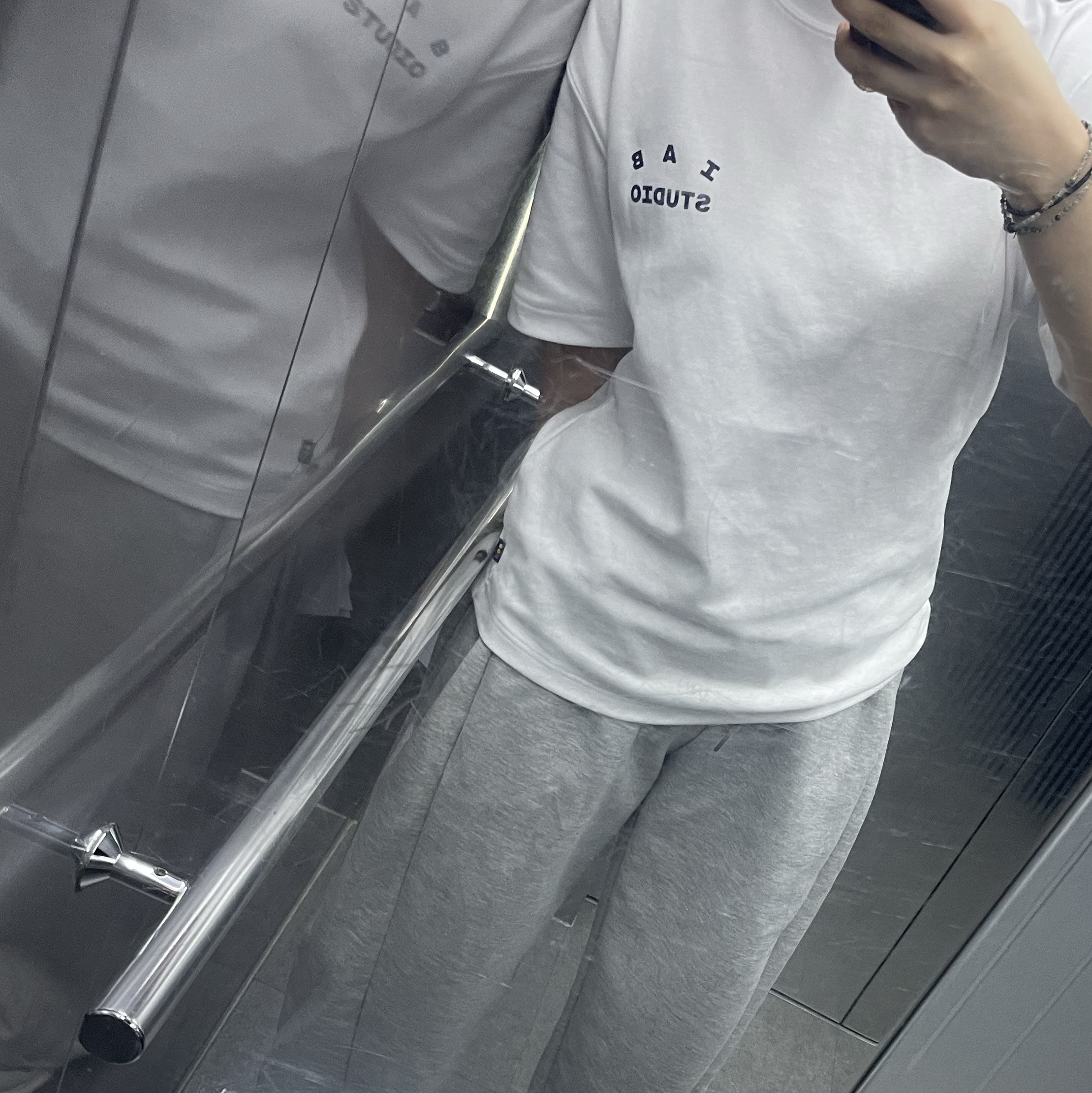 IAB Studio T-Shirt White Navy 착용 스타일 - 1