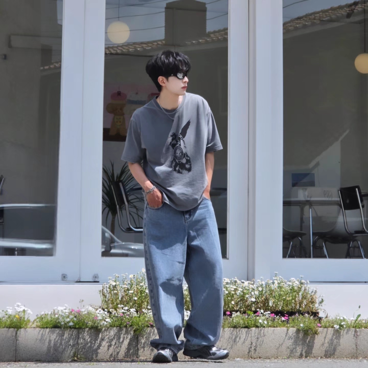 [KREAM 단독] NOMANUAL Devil Ring Damaged T-shirt Washed Charcoal, NOMANUAL Raw Vision Denim Pants White Blue 착용 스타일 - 1