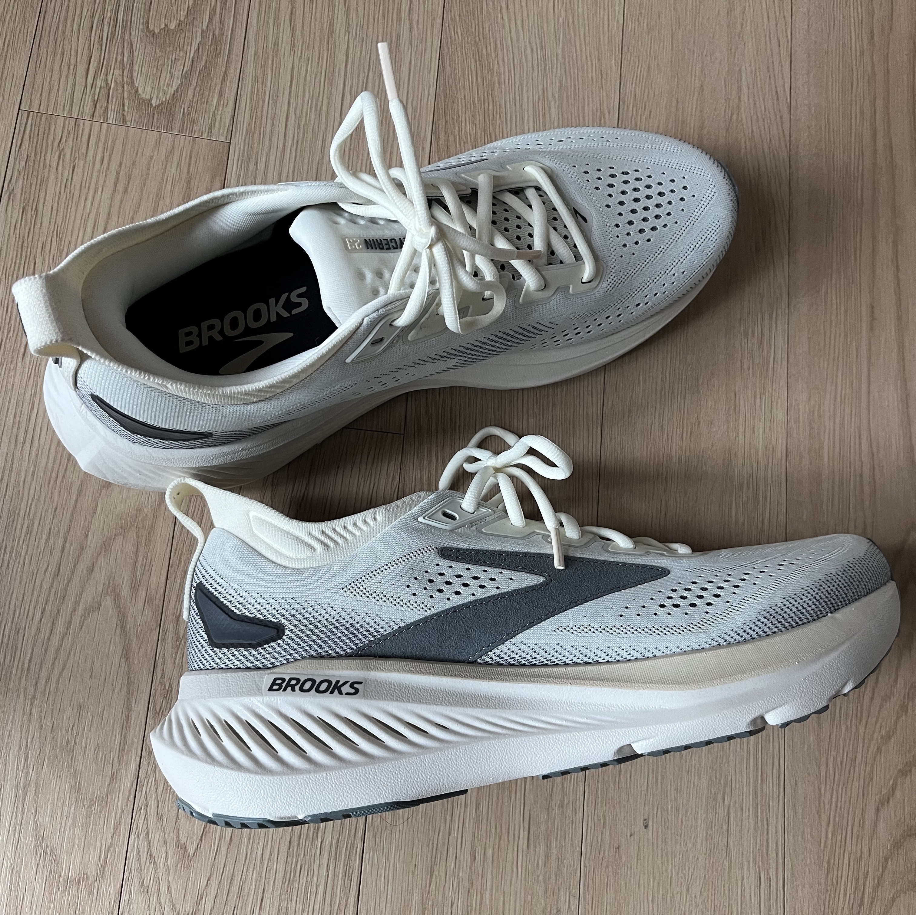 Brooks Running Glycerin 23 Coconut Bleached Sand Grey - D Medium 착용 스타일