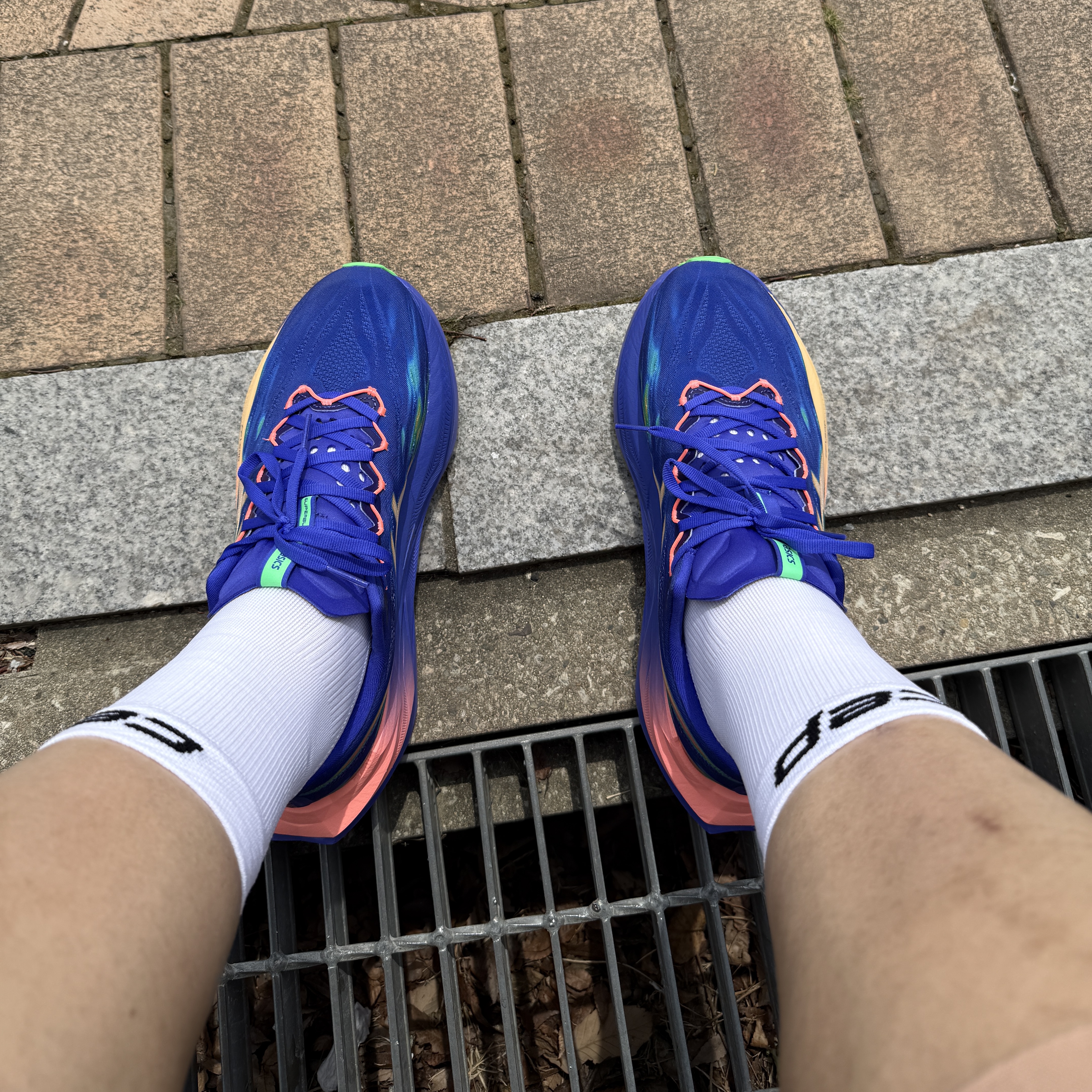 Asics Superblast 3 Cobalt Burst Light Orange 착용 스타일 - 5