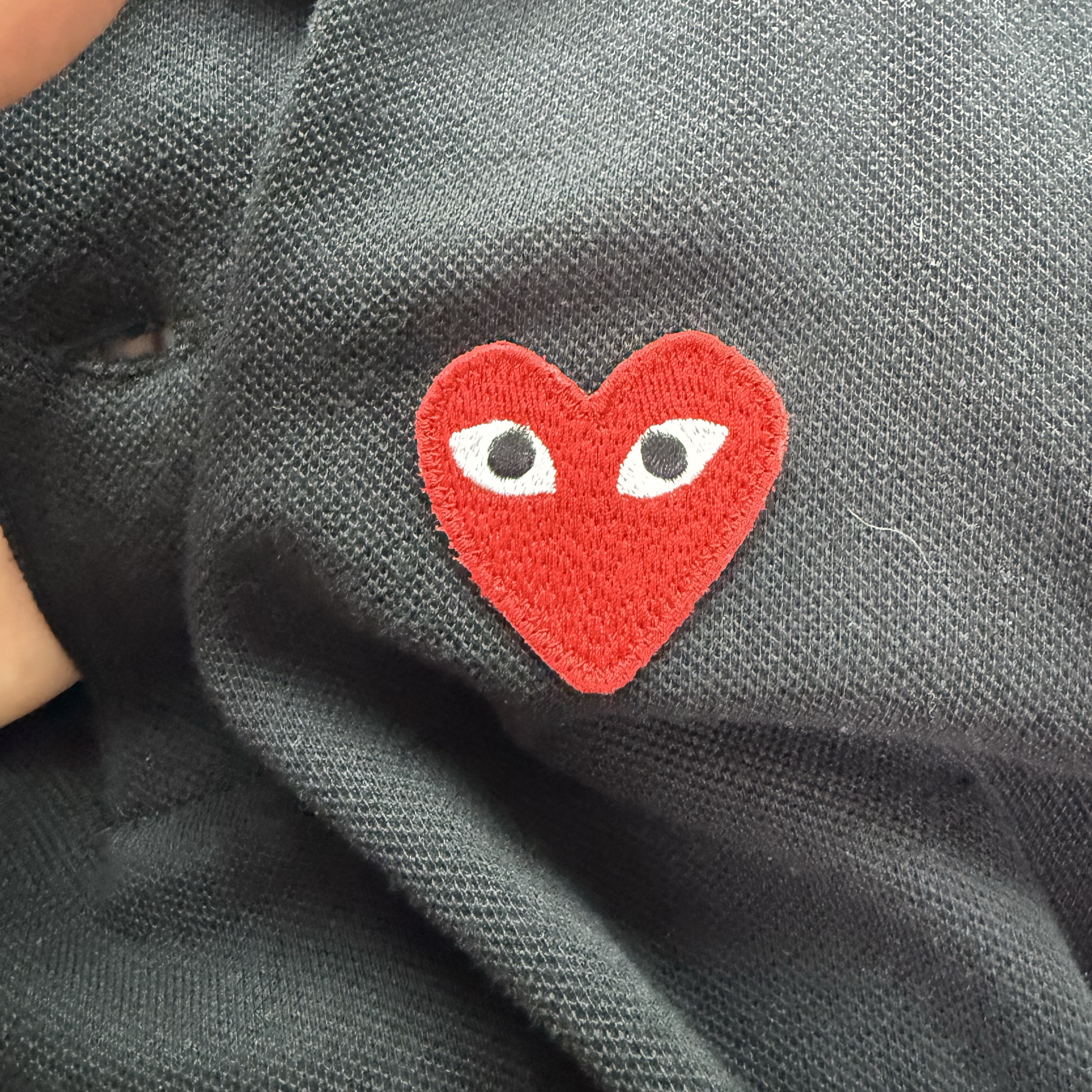 Play Comme des Garcons Red Heart Polo Shirt Black 착용 스타일 - 1
