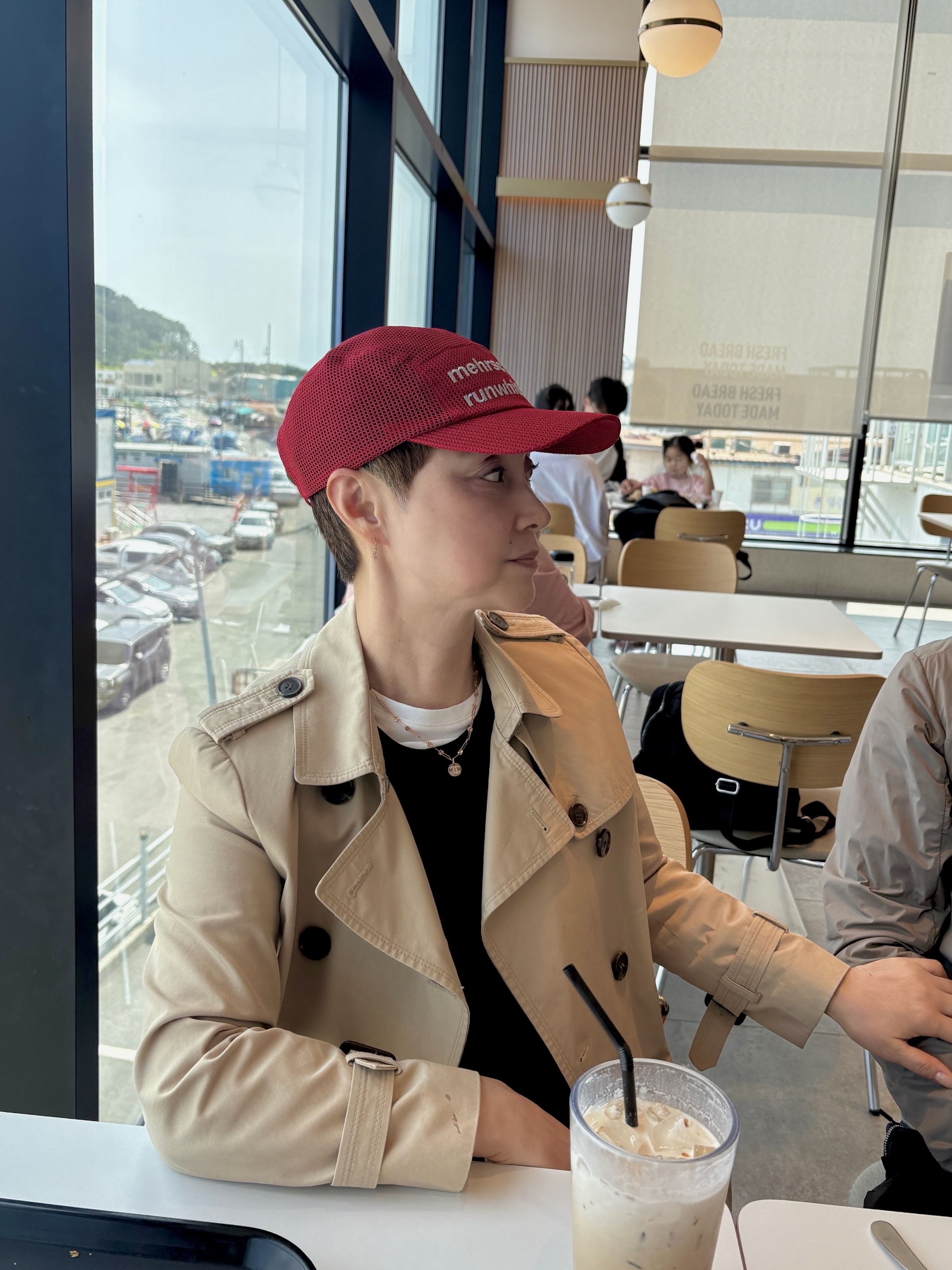 [KREAM 단독] runwhither Mesh Cap Red, (W) Celine Triomphe 01 Sunglasses in Acetate Black 착용 스타일 - 3
