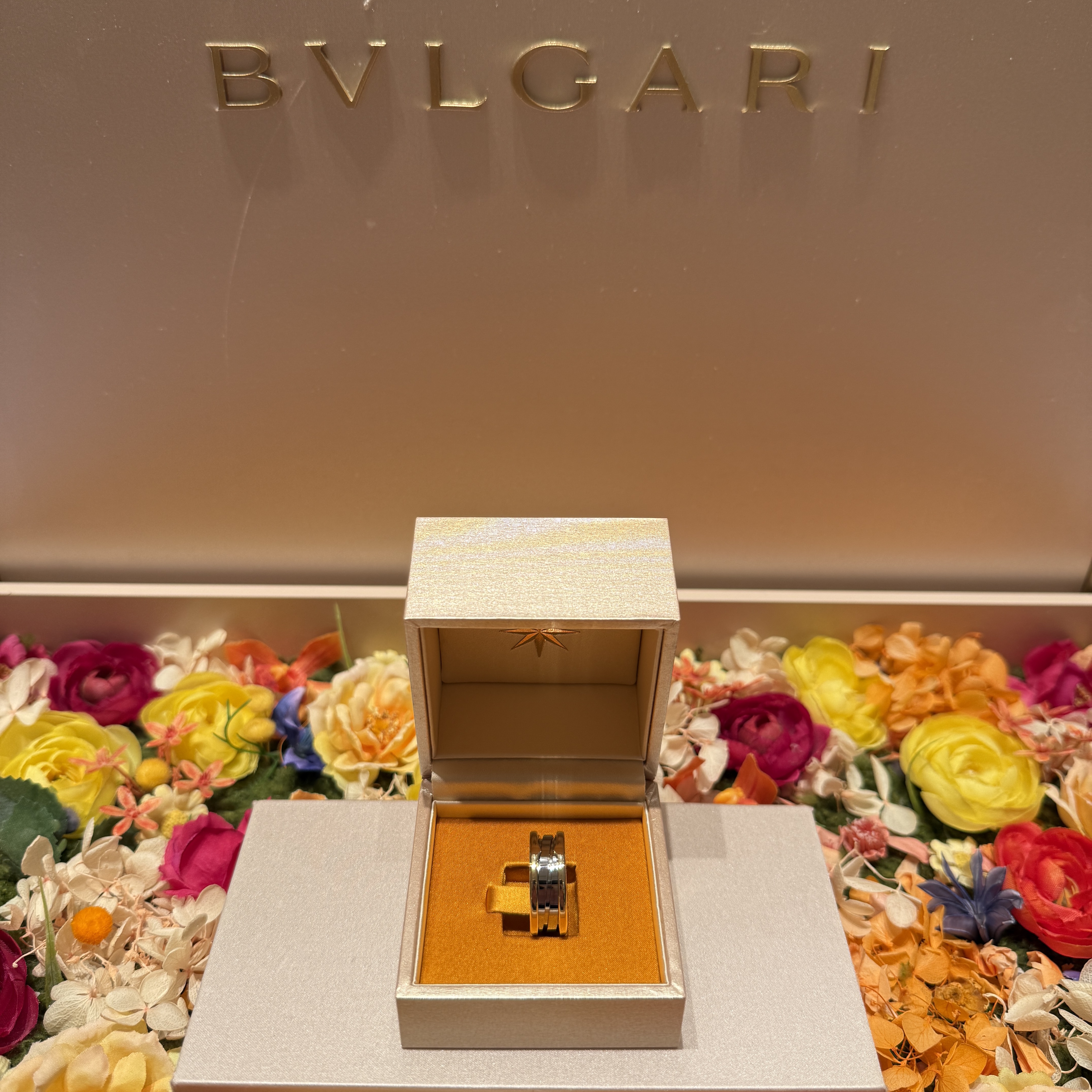 Bulgari B.zero1 Gold & Steel Ring Yellow Gold and Steel 착용 스타일 - 2