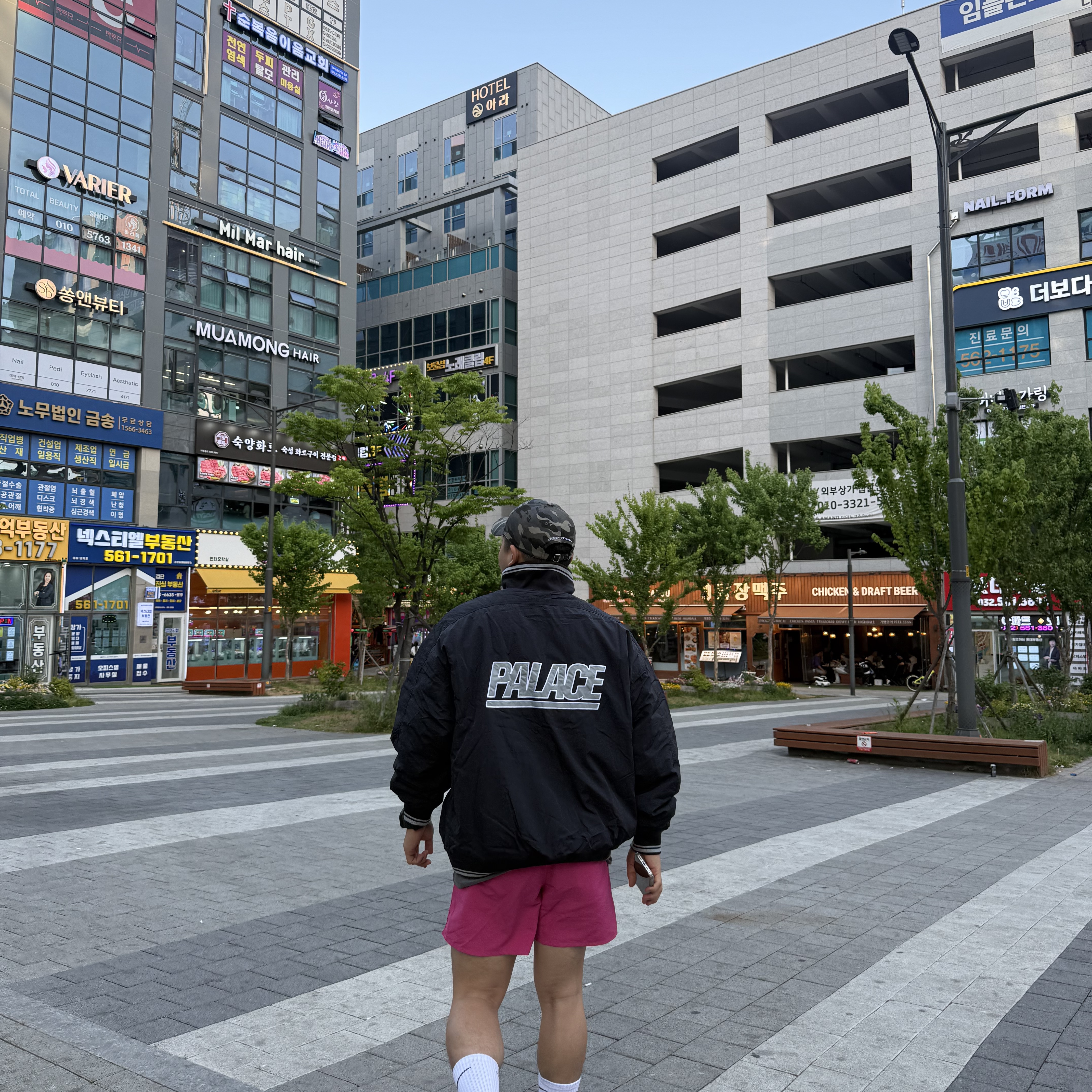 Palace Reversible Quilted Sports Bomber Black - 23SS, Crocs x Kasina All Terrain Clog Black 착용 스타일