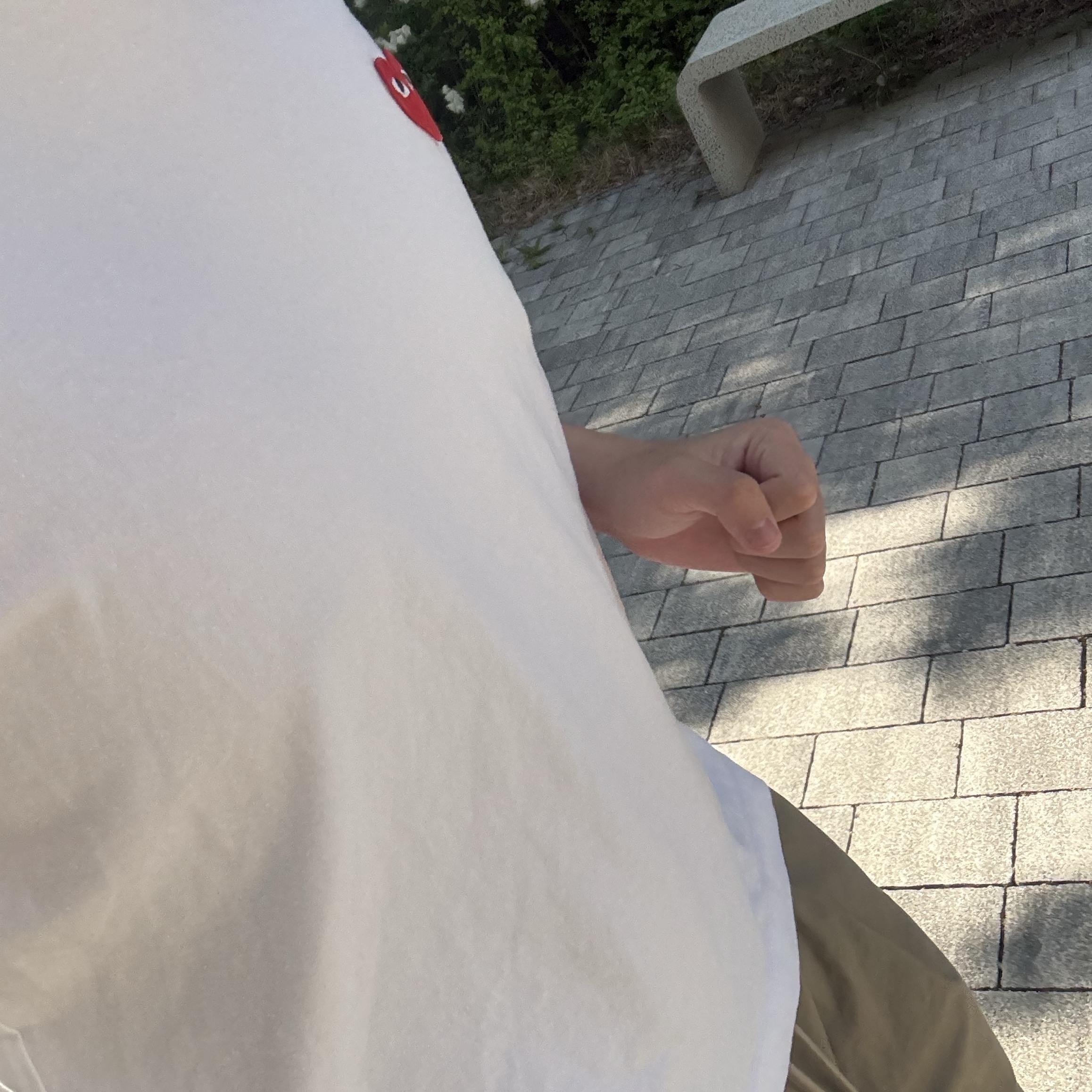Play Comme des Garcons Red Heart T-Shirt White 착용 스타일 - 1