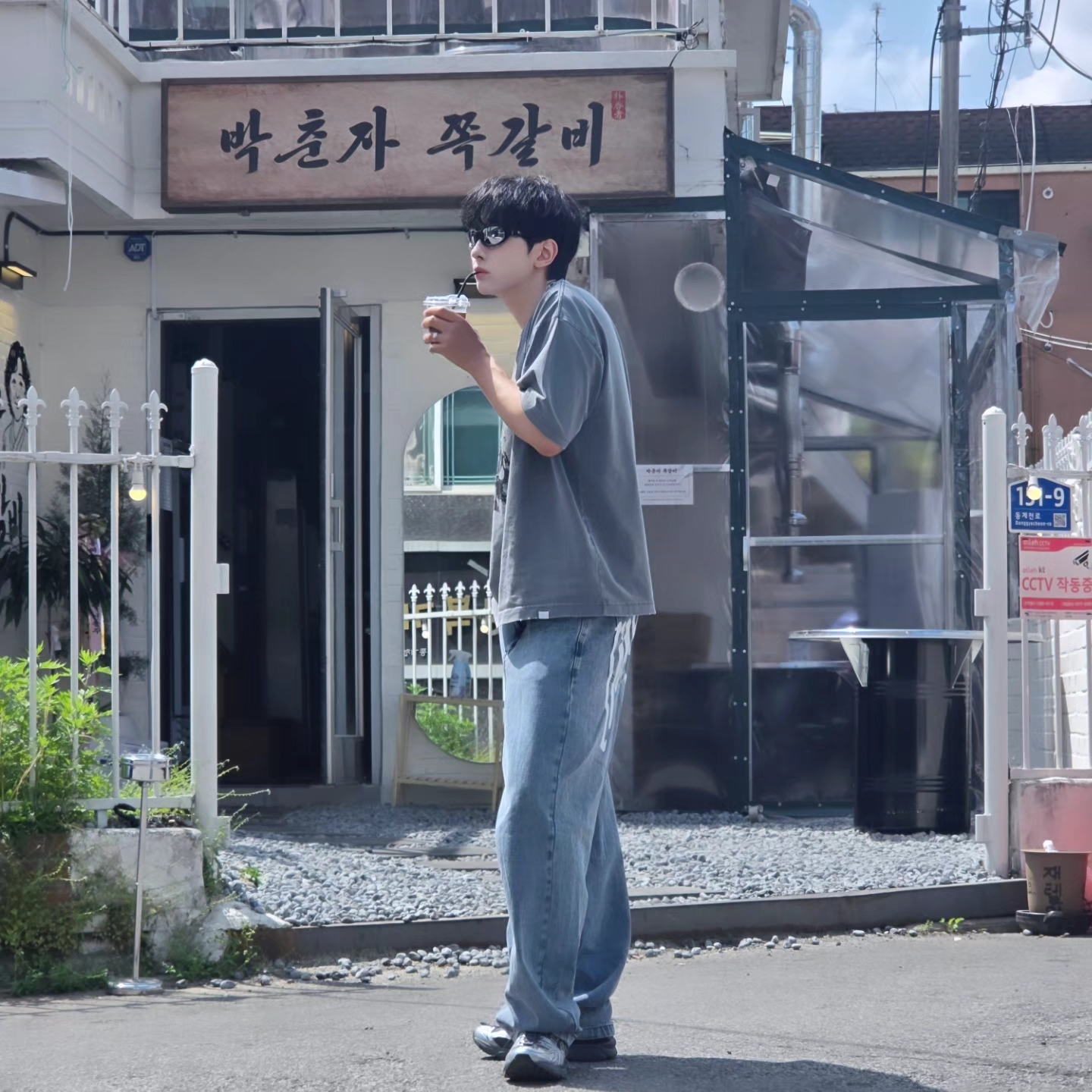 [KREAM 단독] NOMANUAL Devil Ring Damaged T-shirt Washed Charcoal, NOMANUAL Raw Vision Denim Pants White Blue 착용 스타일 - 5