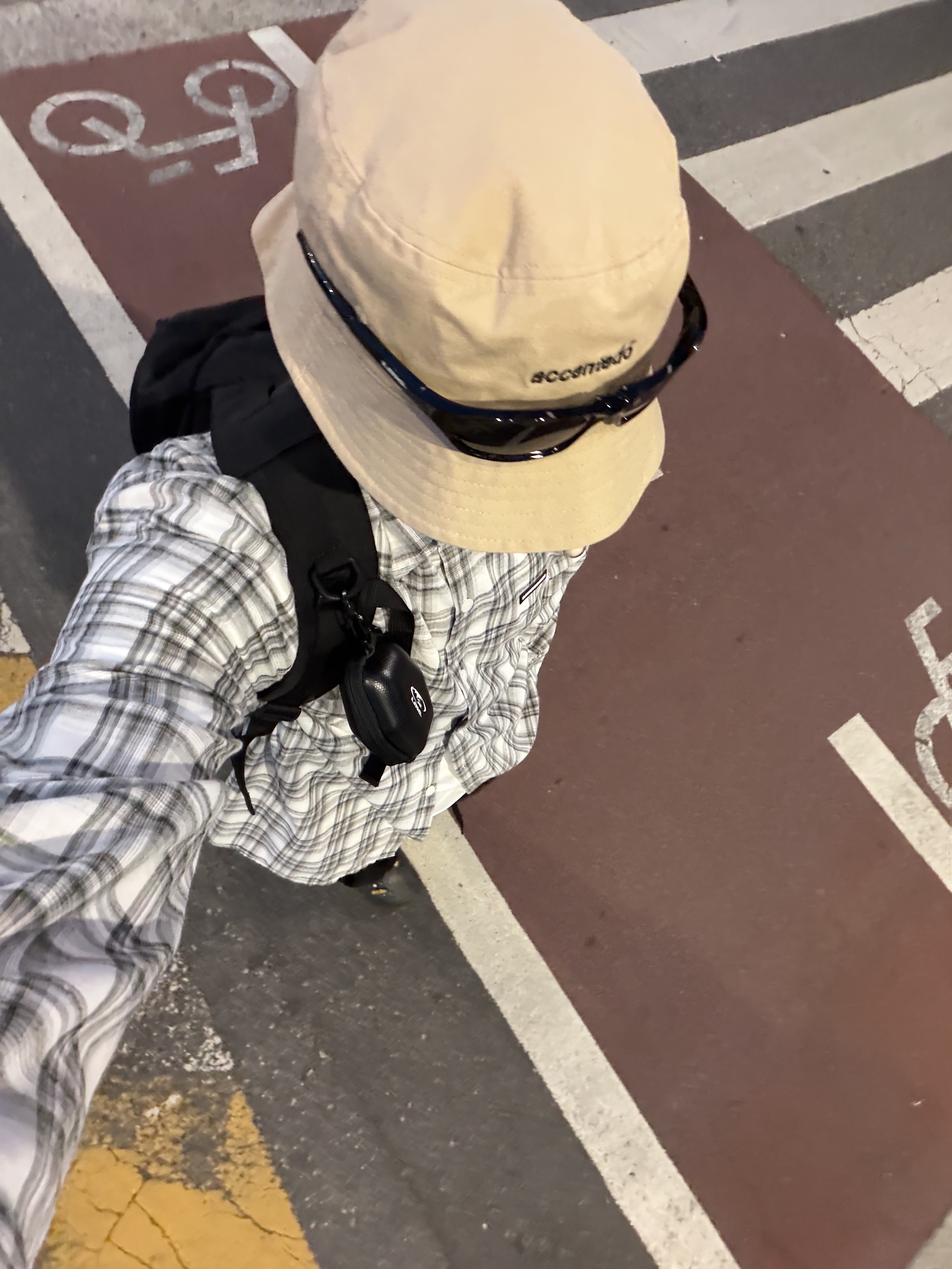 Carhartt WIP Kickflip Backpack Black, Crocs Echo Clog Black 착용 스타일 - 2