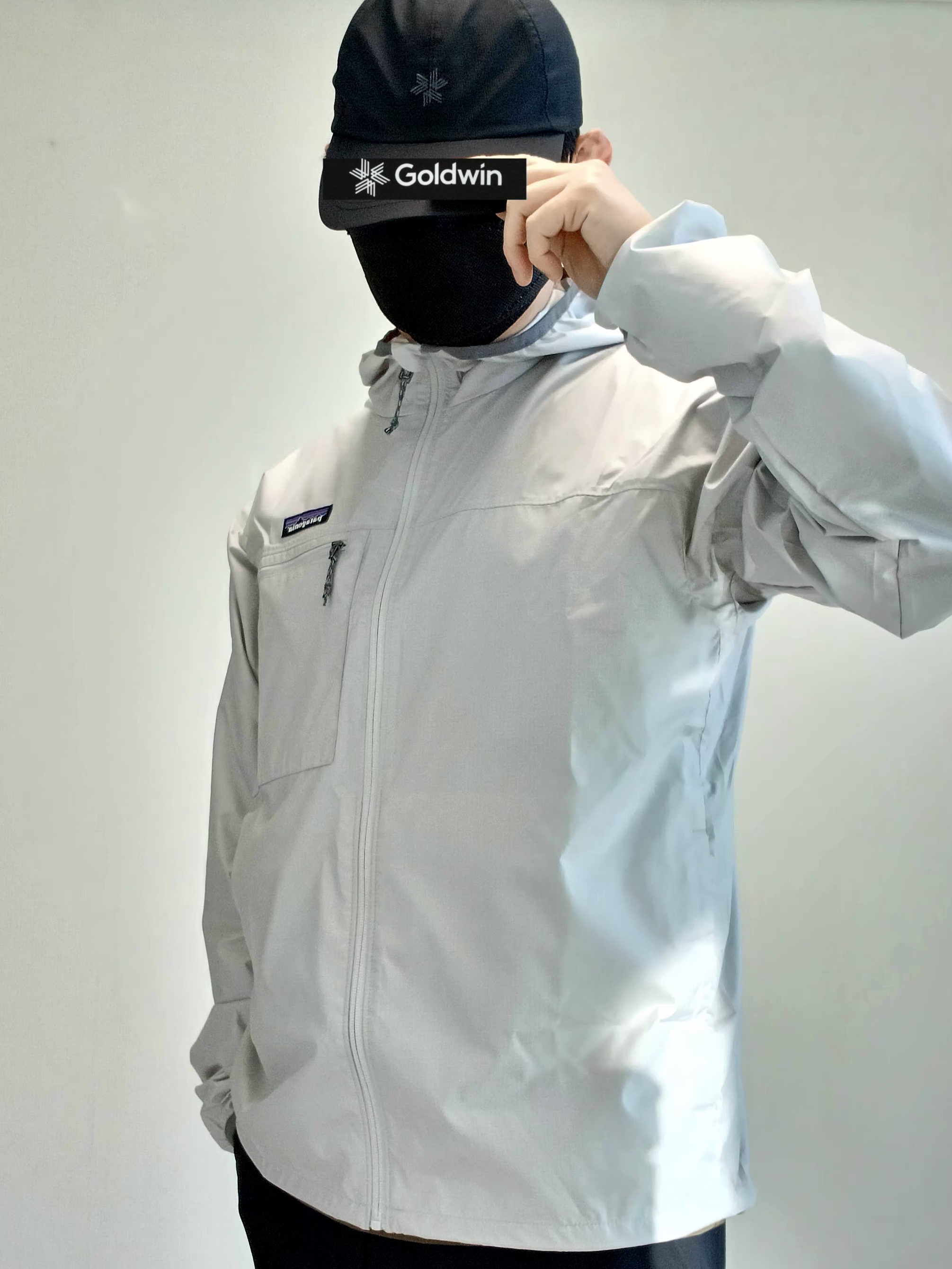 Goldwin Gore-Tex 3L Cap Black, Patagonia Light Variable Jacket Crisp Grey 착용 스타일 - 4