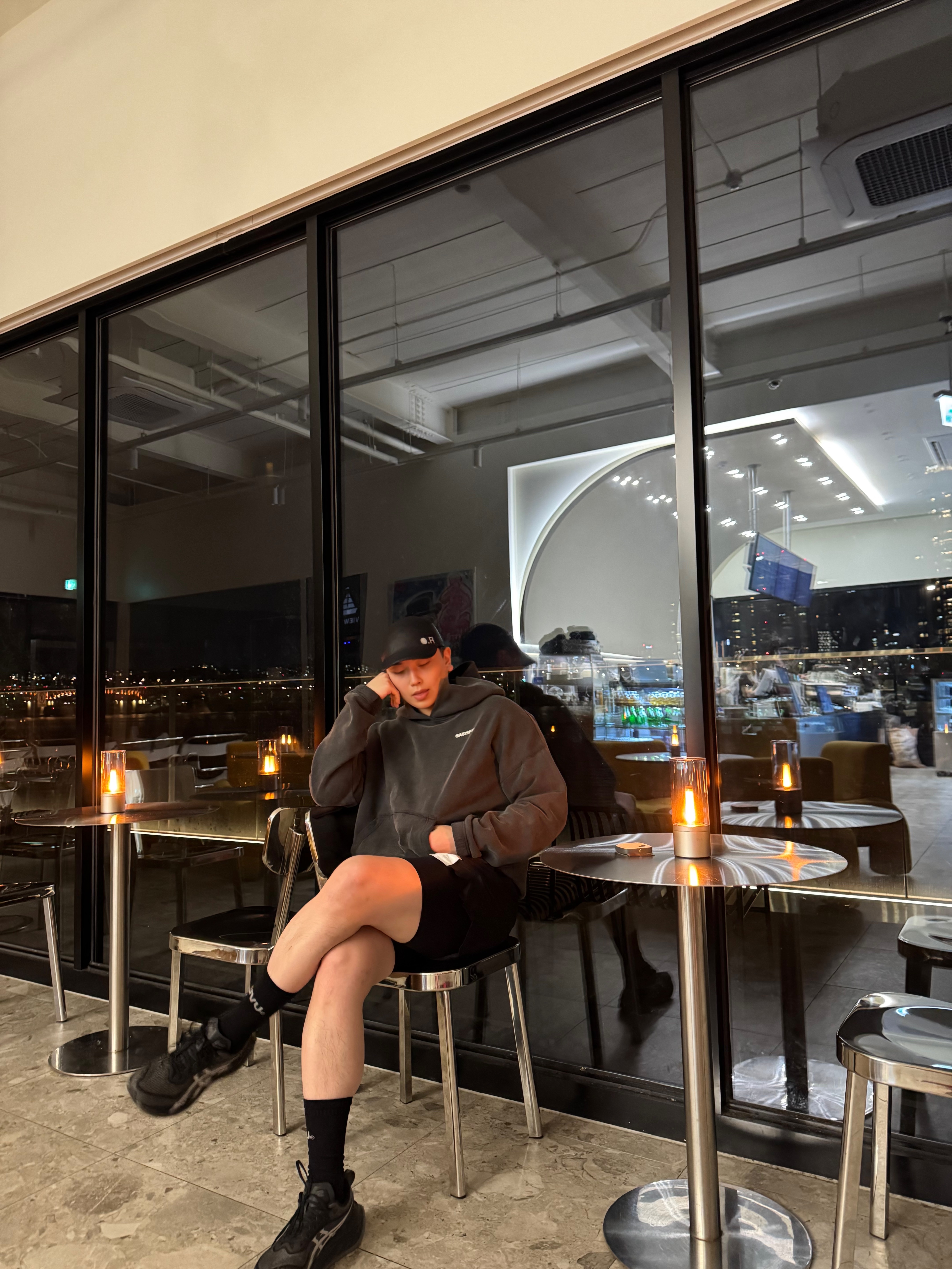 Satisfy Softcell Hoodie Aged Black, Satisfy Techsilk 5 Inch Shorts Black 착용 스타일