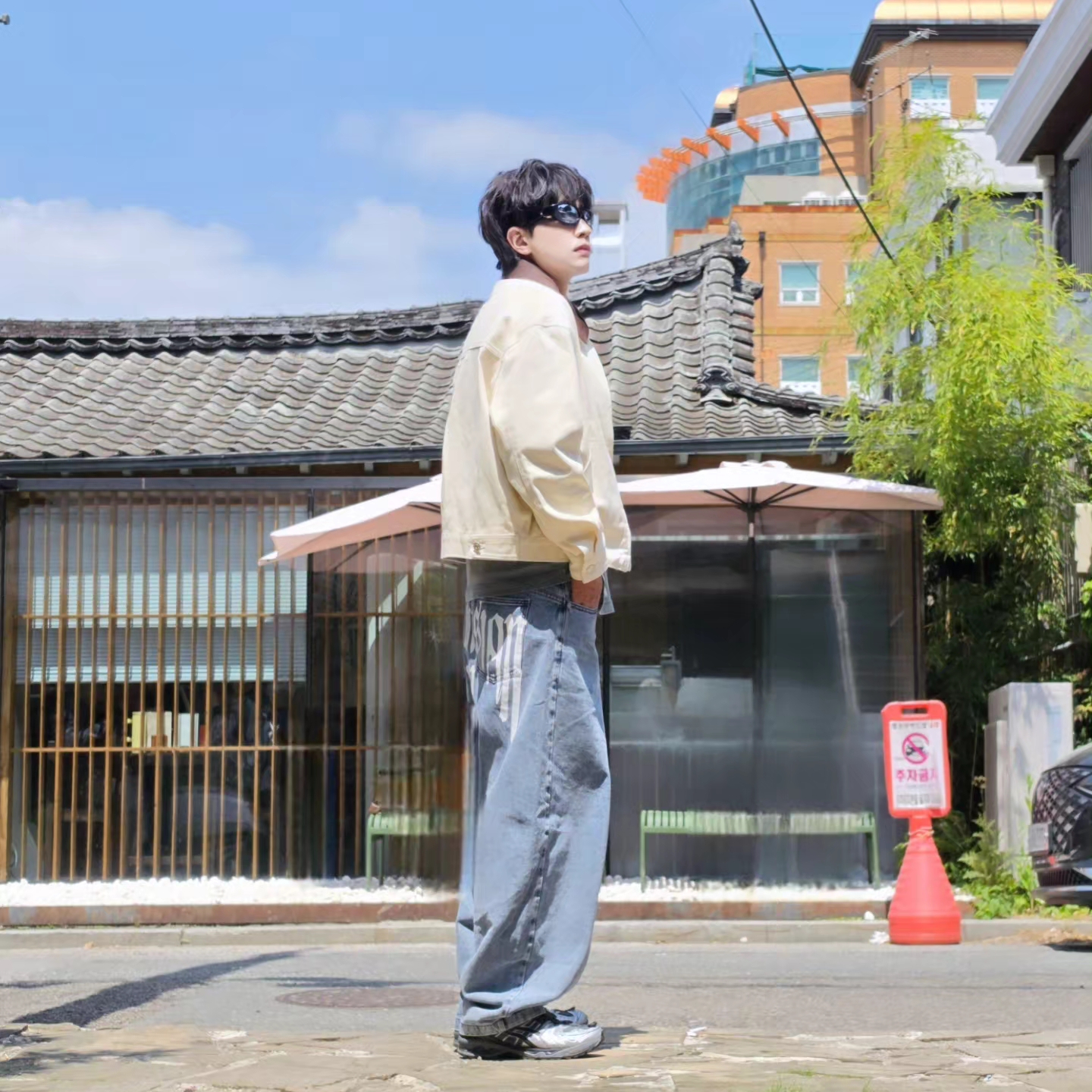 [KREAM 단독] NOMANUAL Devil Ring Damaged T-shirt Washed Charcoal, NOMANUAL Raw Vision Denim Pants White Blue 착용 스타일 - 4