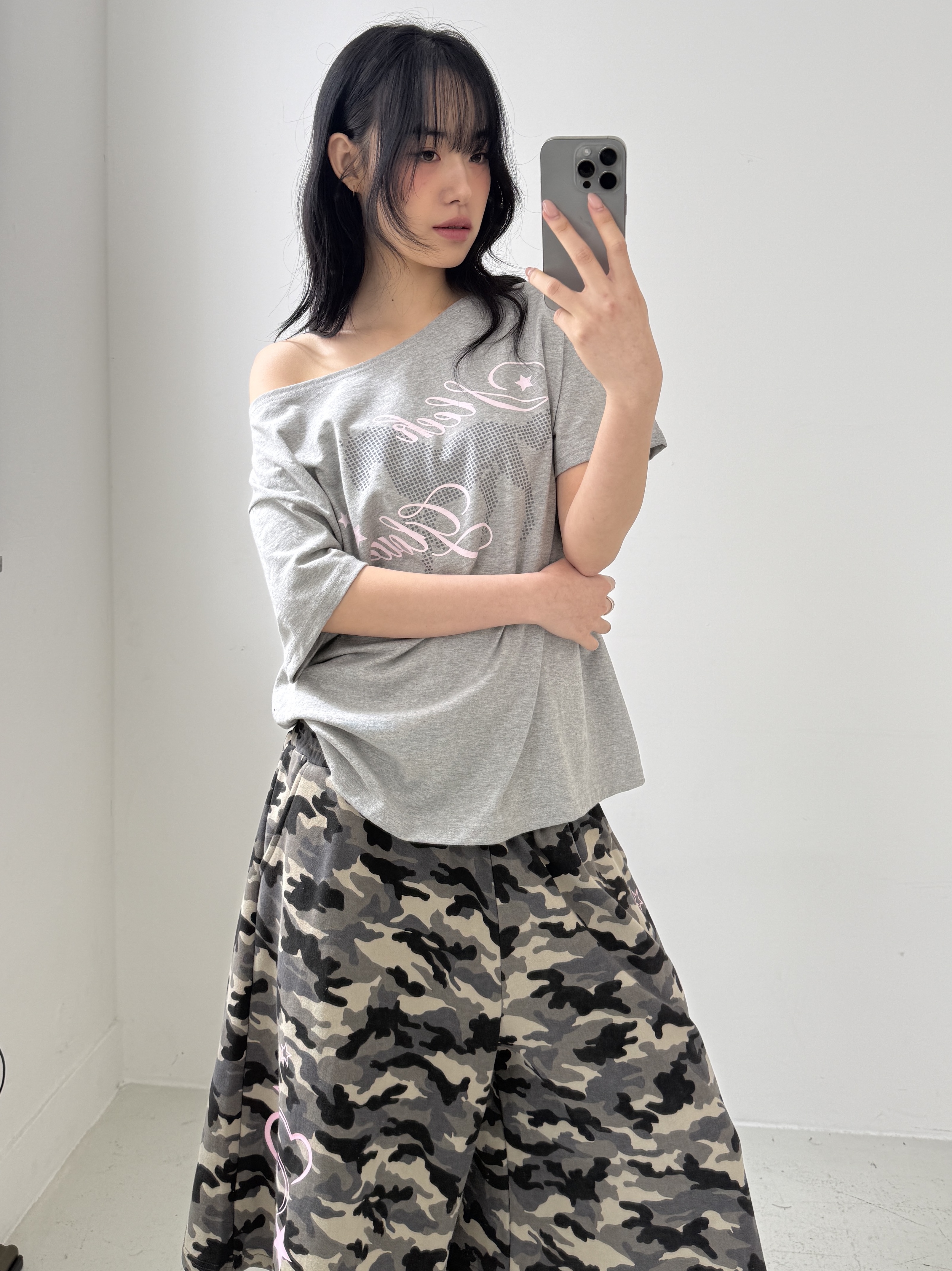 SLEEKGLOW Horse One-Shoulder T-Shirt Gray 착용 스타일 - 2