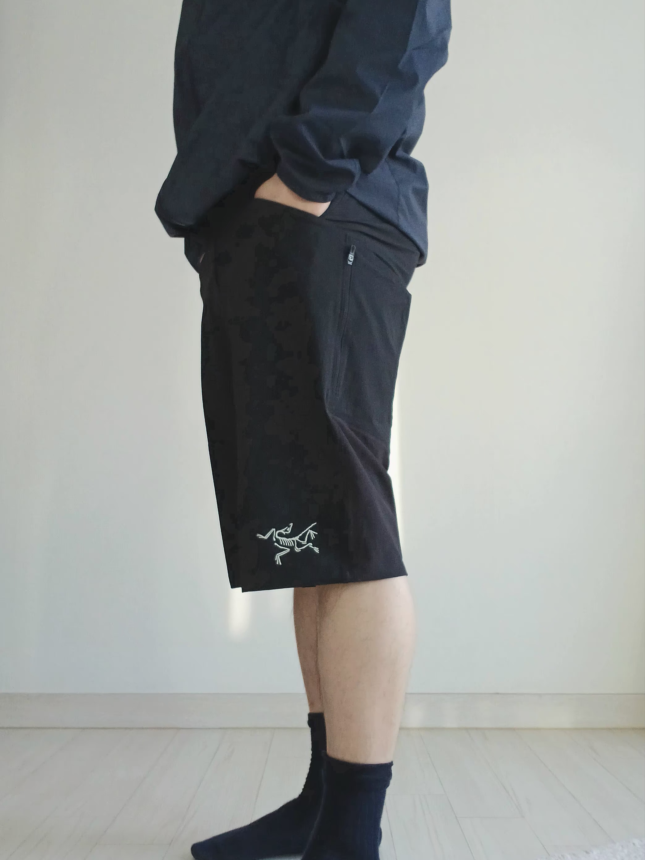 (W) Arc'teryx Rhoam Shorts Black, Arc'teryx Rhoam Shorts Black 착용 스타일 - 1