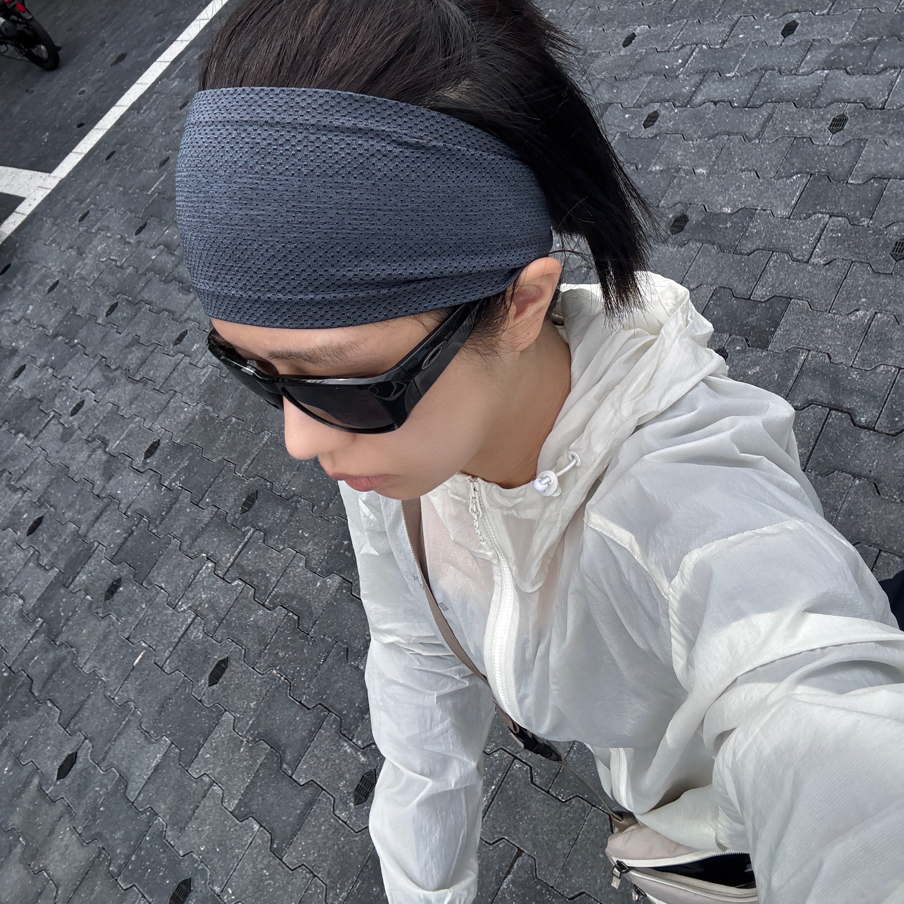 Oakley SI Gascan Matte Black Frame Prizm Sapphire Polarized Lenses High Bridge Fit, Lululemon Metal Vent Tech Seamless Wide Headband Black Solar Grey 착용 스타일