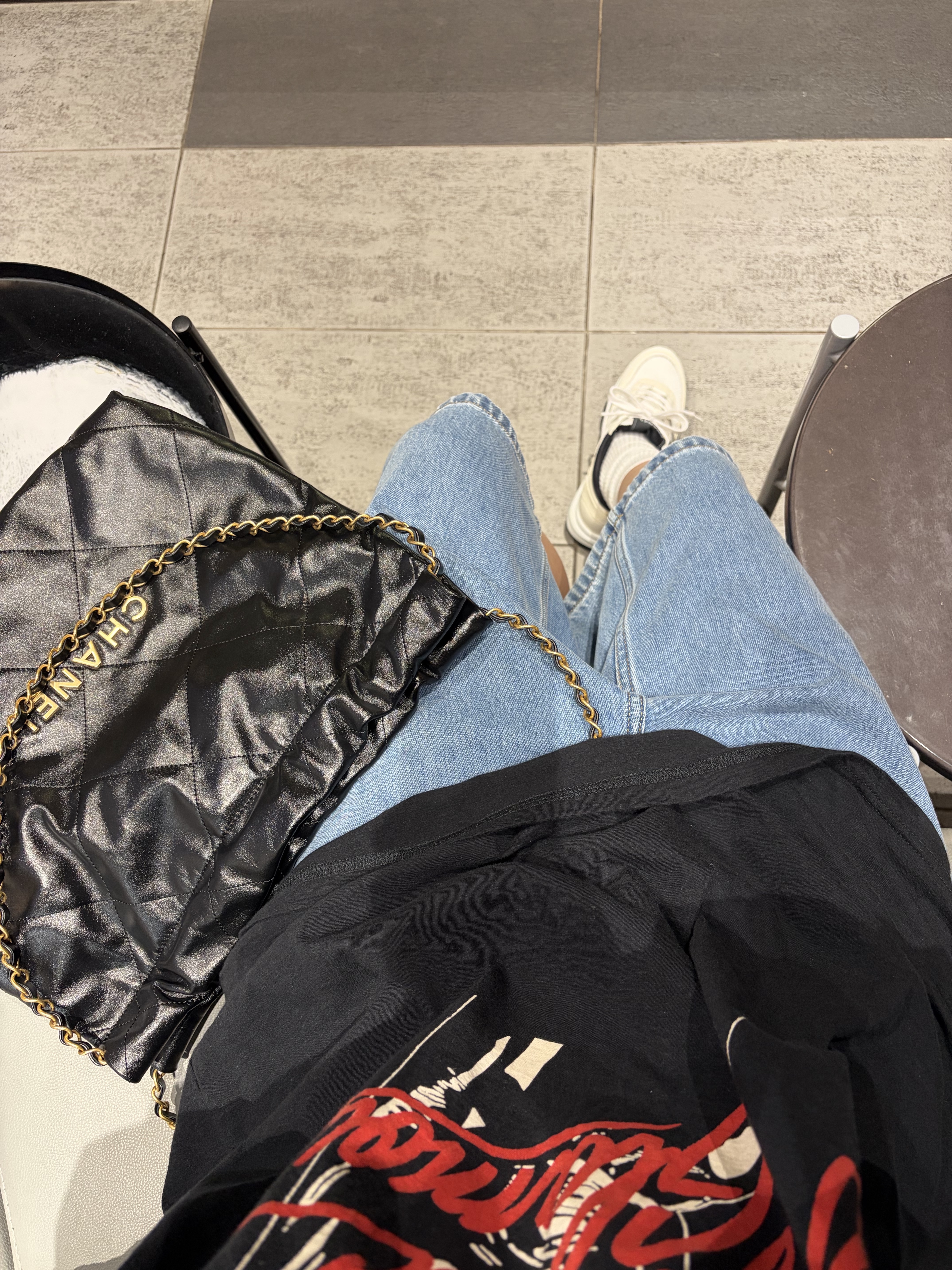 Chanel 22 Small Handbag Shiny Calfskin & Gold Black, (W) Chanel Sneakers Mesh Suede Calfskin & White Black 착용 스타일