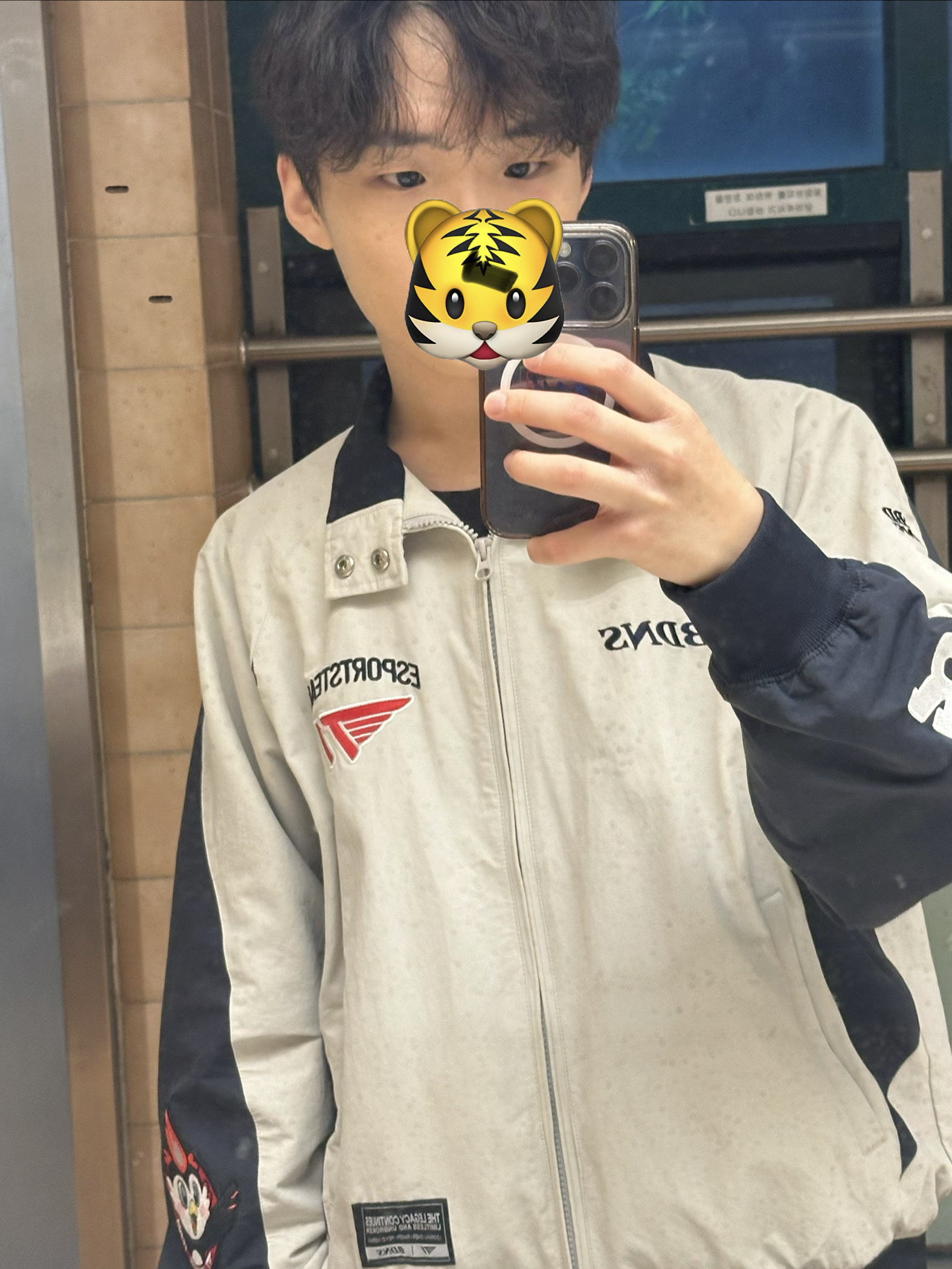 BDNS x T1 Base Jacket Beige 착용 스타일
