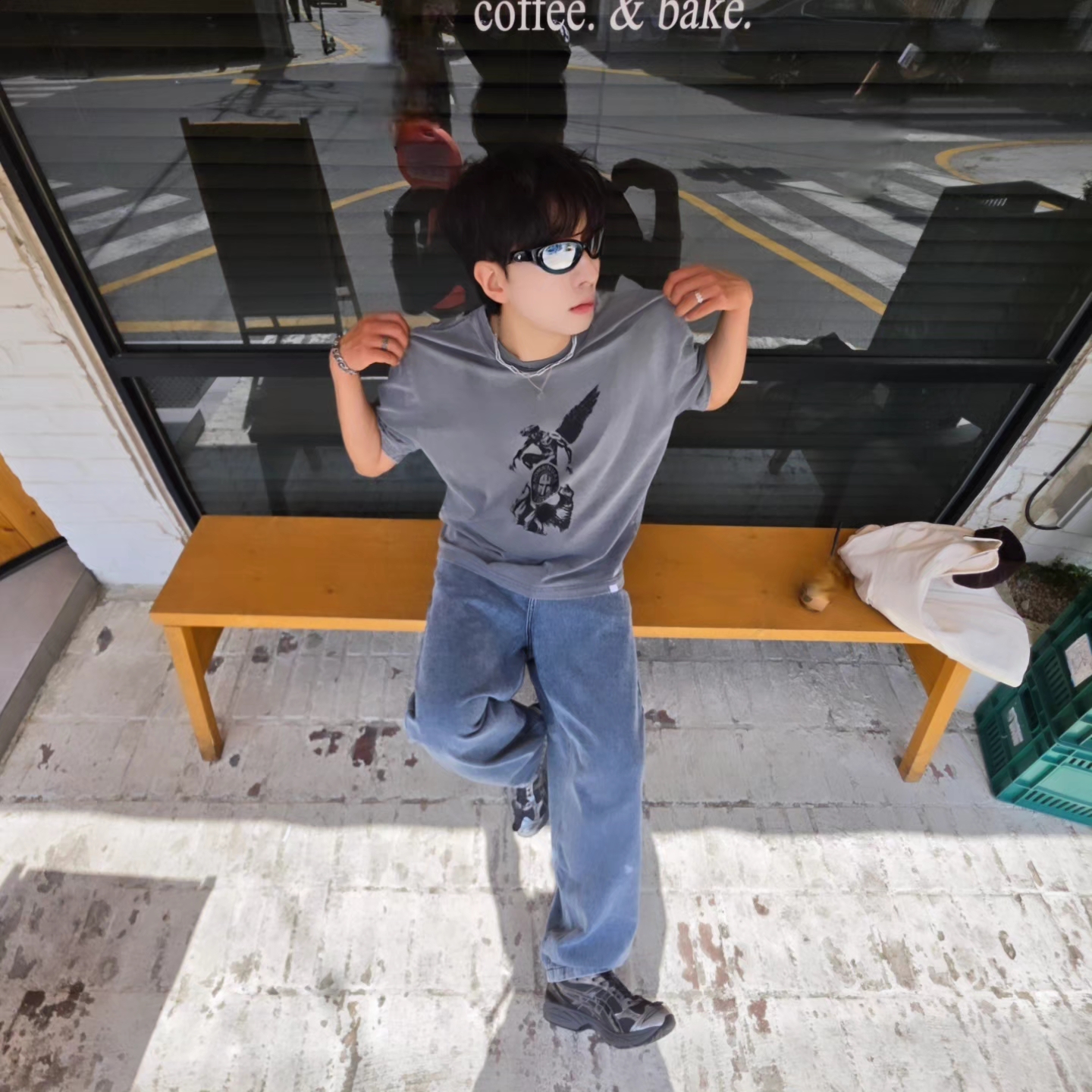 [KREAM 단독] NOMANUAL Devil Ring Damaged T-shirt Washed Charcoal, NOMANUAL Raw Vision Denim Pants White Blue 착용 스타일 - 1