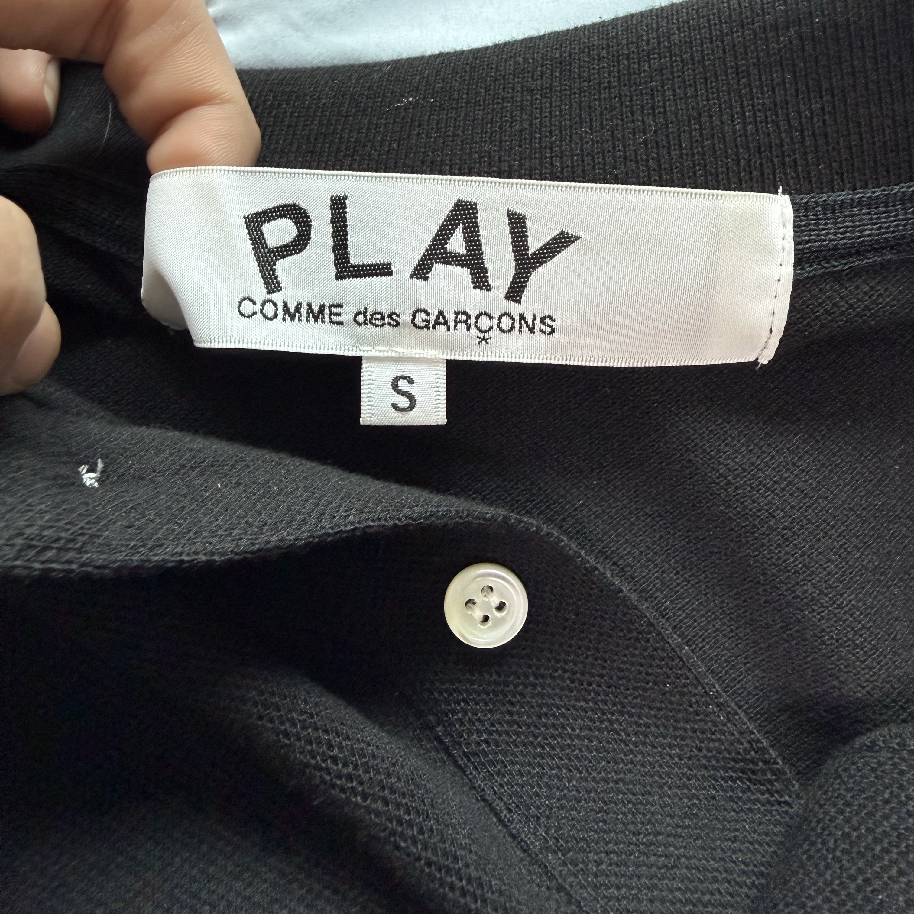 Play Comme des Garcons Red Heart Polo Shirt Black 착용 스타일 - 2
