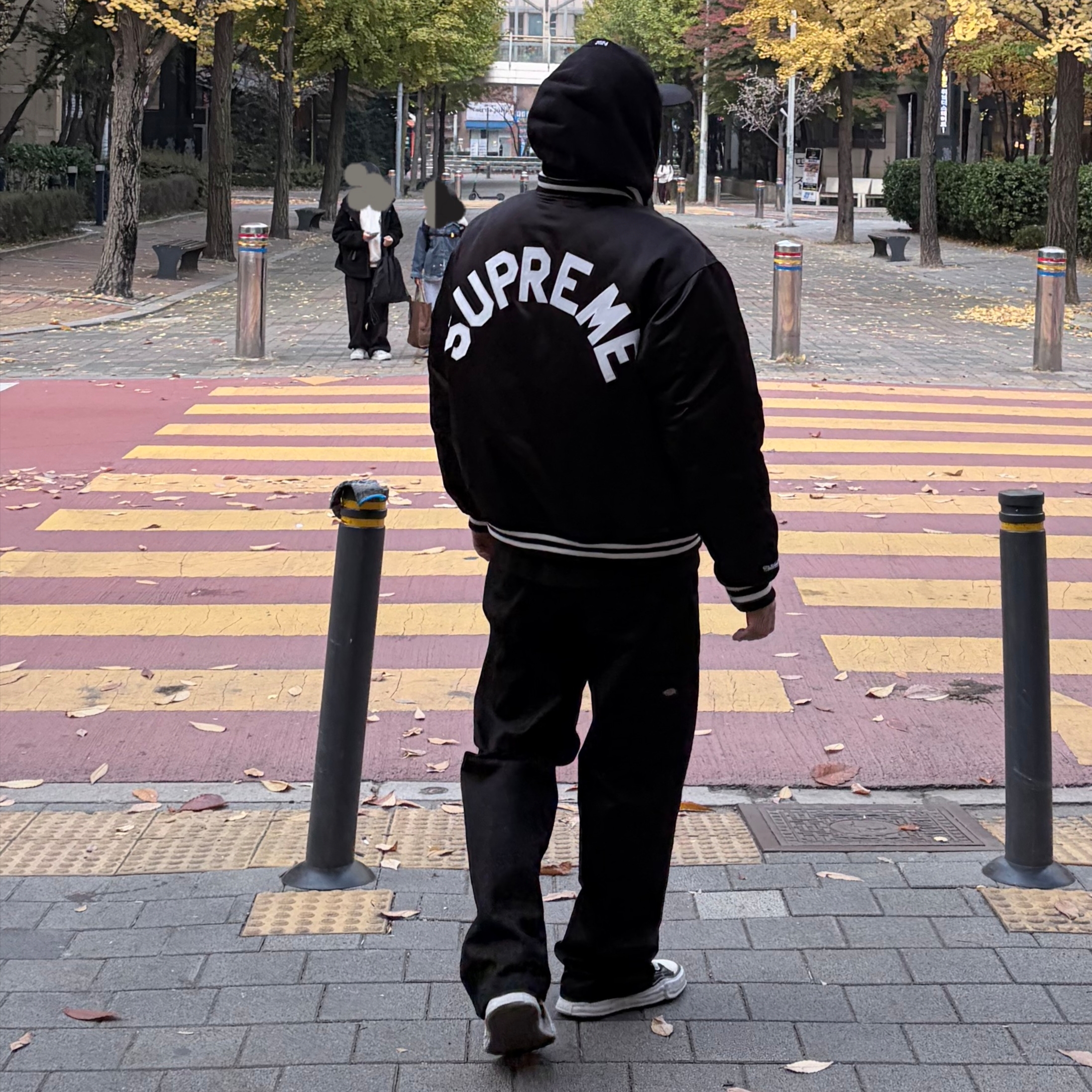 Supreme Mitchell & Ness Satin Varsity Jacket Black - 24FW, Maison Mihara Yasuhiro Peterson OG Sole Canvas Low Sneakers Black 착용 스타일