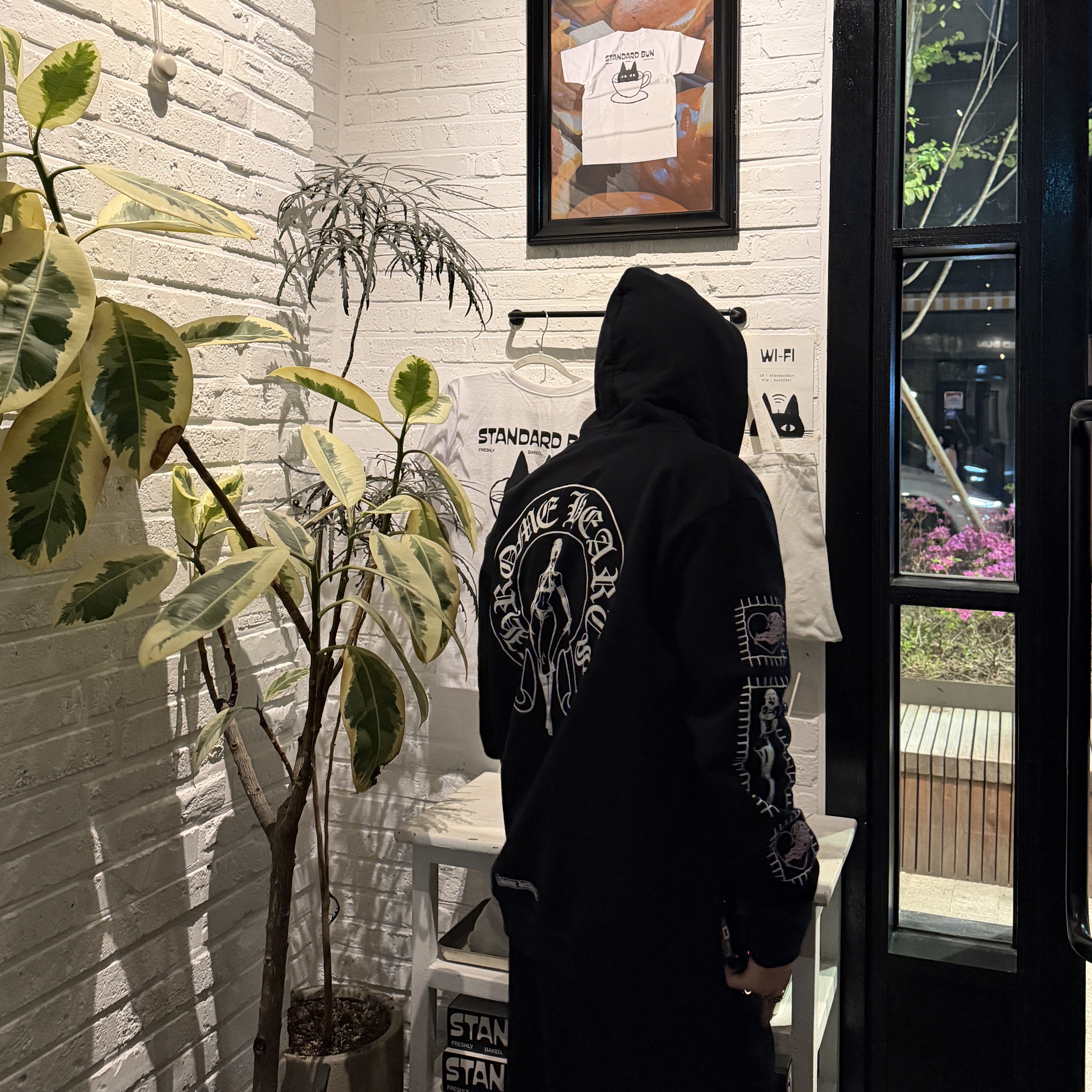 Chrome Hearts Deadly Doll Horse Shoe Vine Dagger Zip-Up Hoodie Black 착용 스타일
