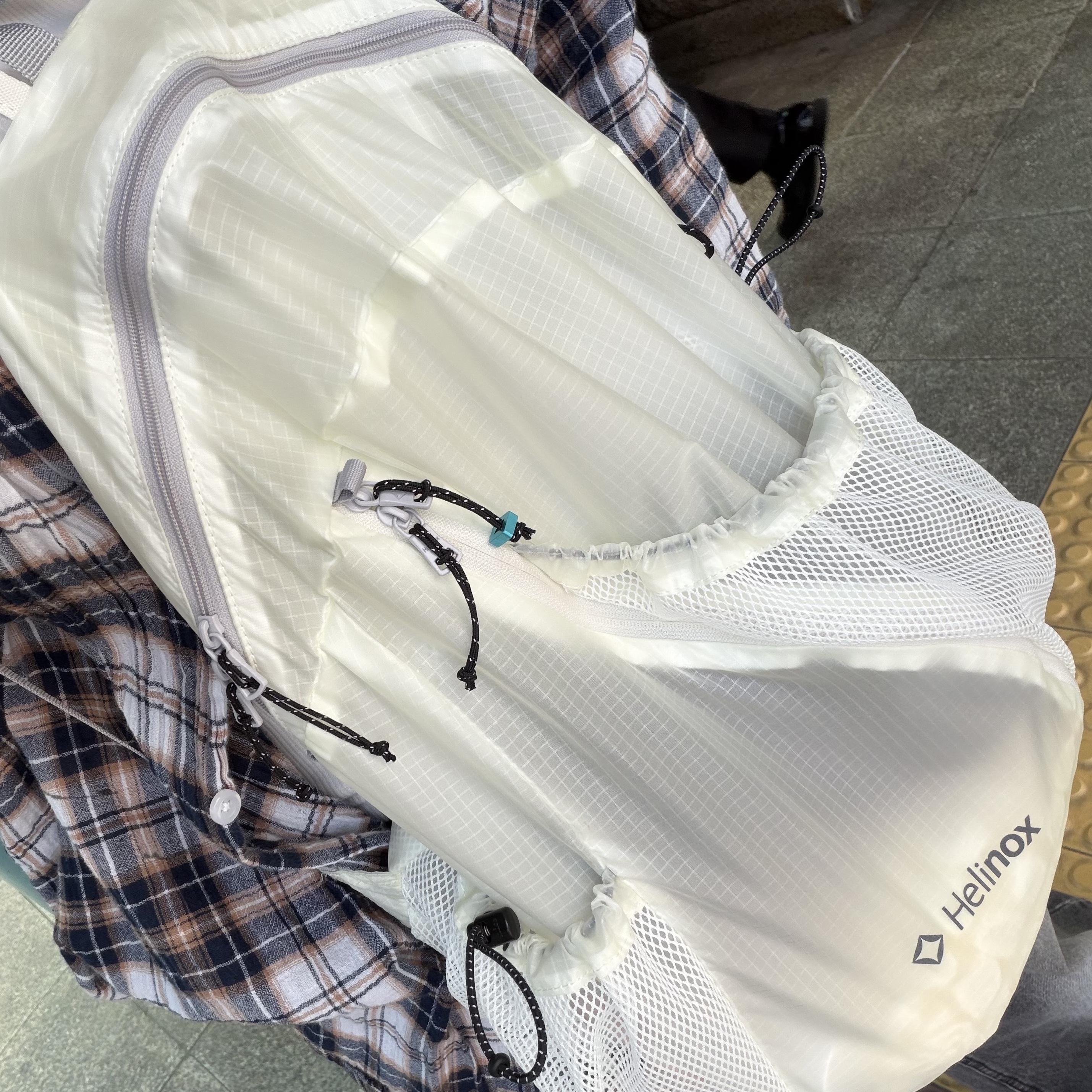 Helinox Wear Eclipse Lightpack 15 White 착용 스타일