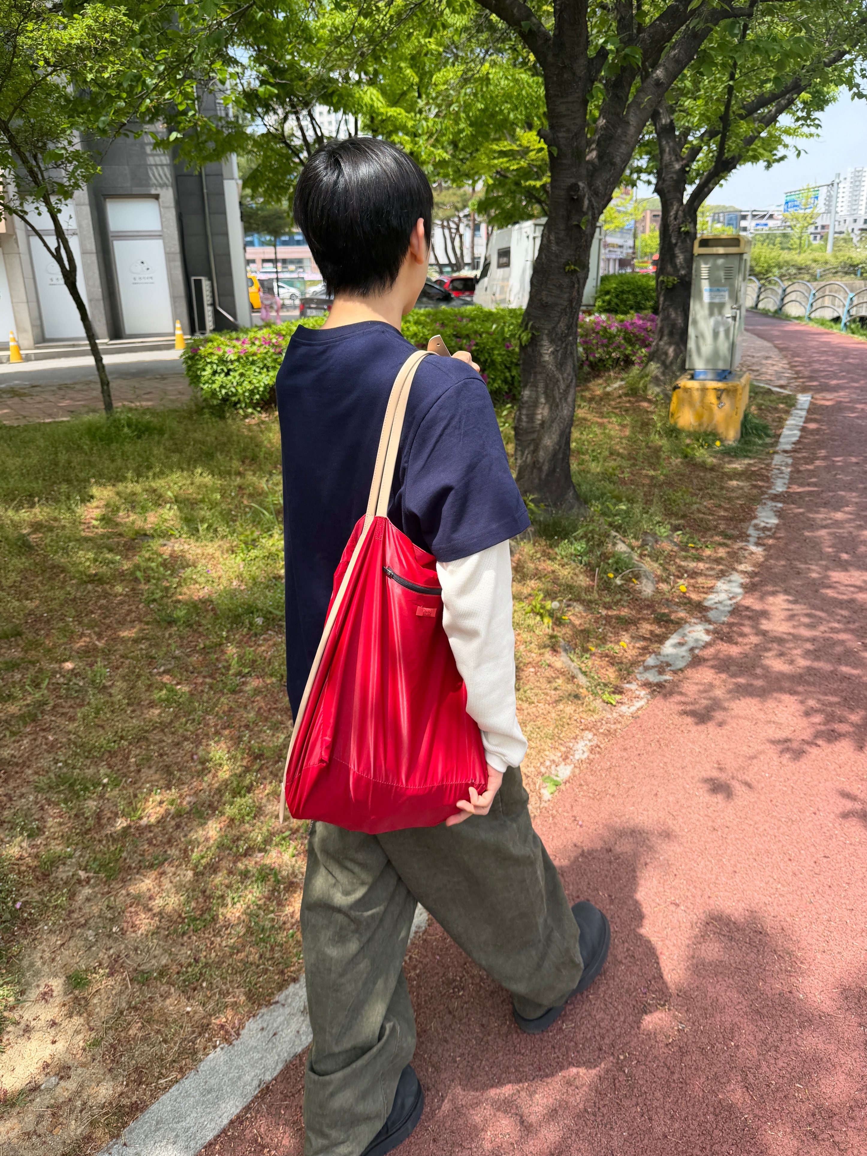 Xlim Ep.7 Synopsis 02 Bag Red, New Balance 410v5 Black - 2E Wide 착용 스타일