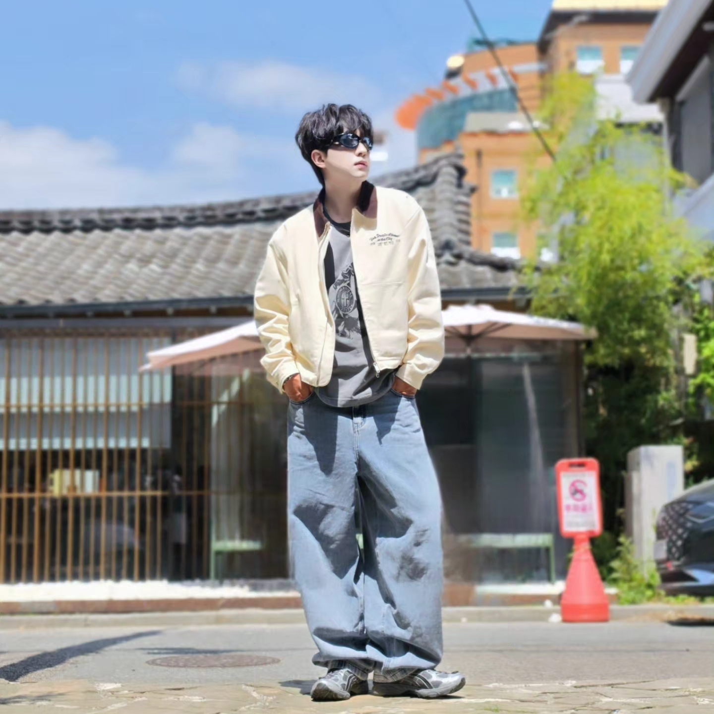 [KREAM 단독] NOMANUAL Devil Ring Damaged T-shirt Washed Charcoal, NOMANUAL Raw Vision Denim Pants White Blue 착용 스타일 - 1