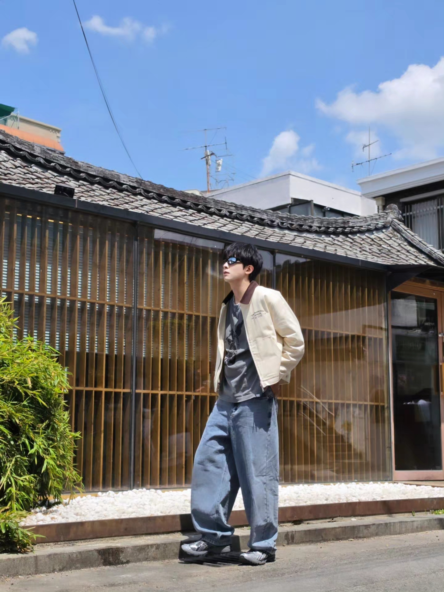 [KREAM 단독] NOMANUAL Devil Ring Damaged T-shirt Washed Charcoal, NOMANUAL Raw Vision Denim Pants White Blue 착용 스타일 - 2
