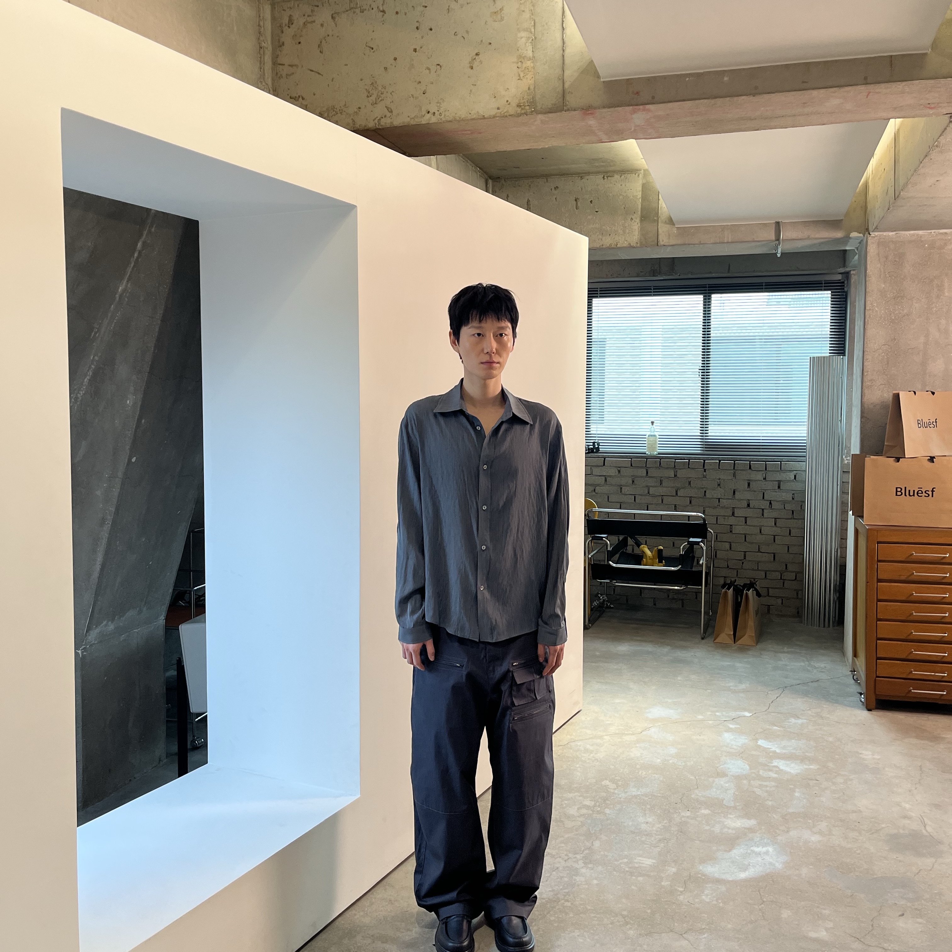 Blue Sunflower Soft Sheer Shirt Black, Blue Sunflower Over Pocket Cargo Pants Charcoal 착용 스타일