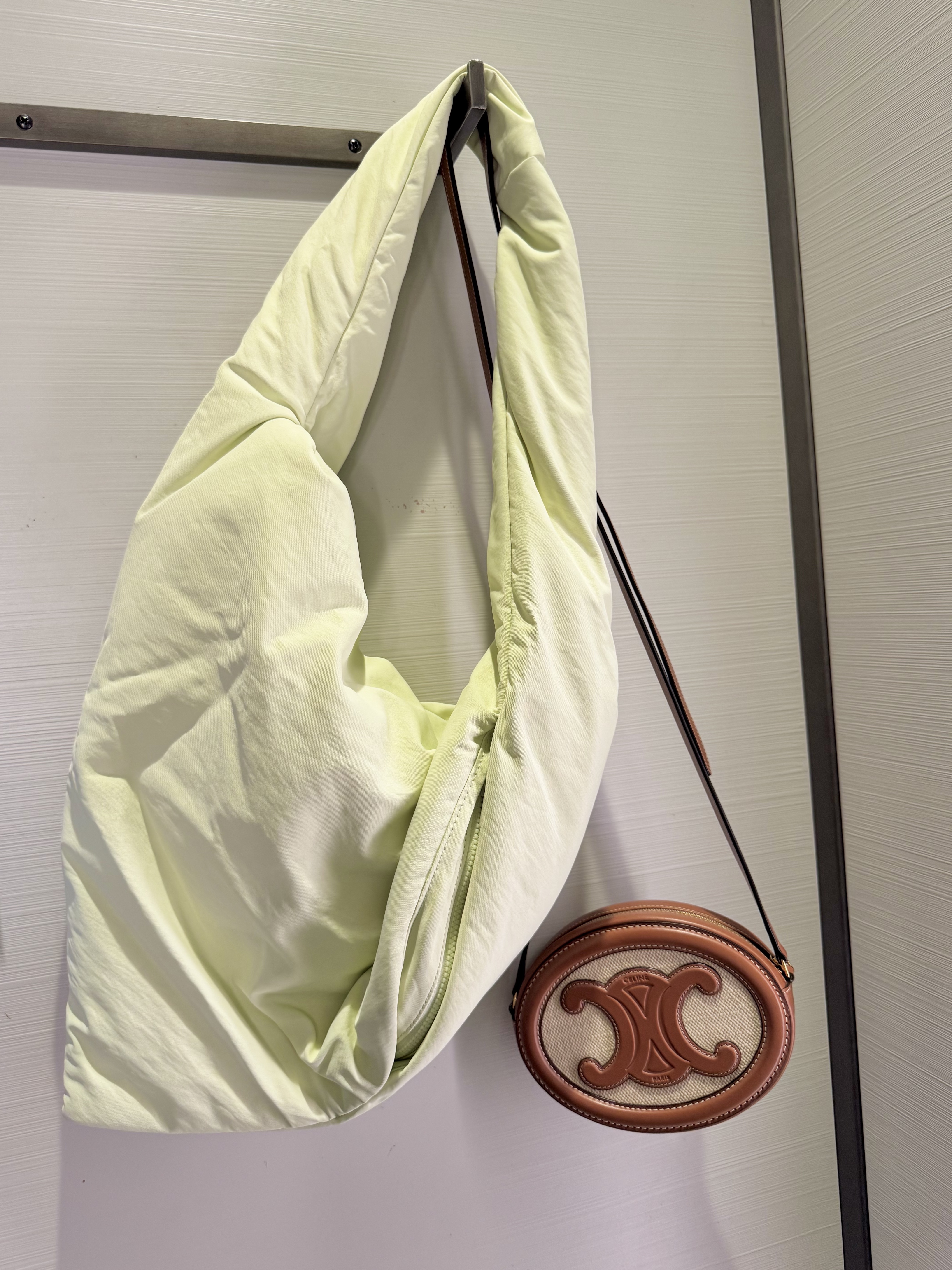 COS Kite Nylon Shoulder Bag Light Green, Celine Crossbody Oval Purse Cuir Triomphe in Textile and Calfskin Natural Tan 착용 스타일 - 4