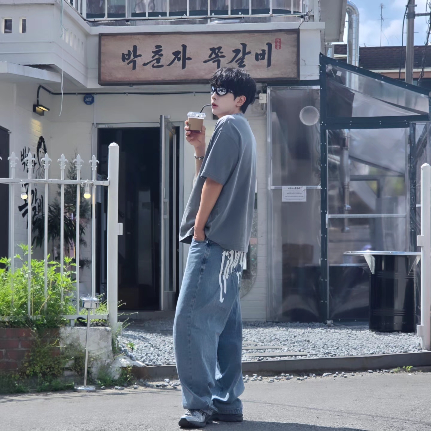 [KREAM 단독] NOMANUAL Devil Ring Damaged T-shirt Washed Charcoal, NOMANUAL Raw Vision Denim Pants White Blue 착용 스타일 - 1