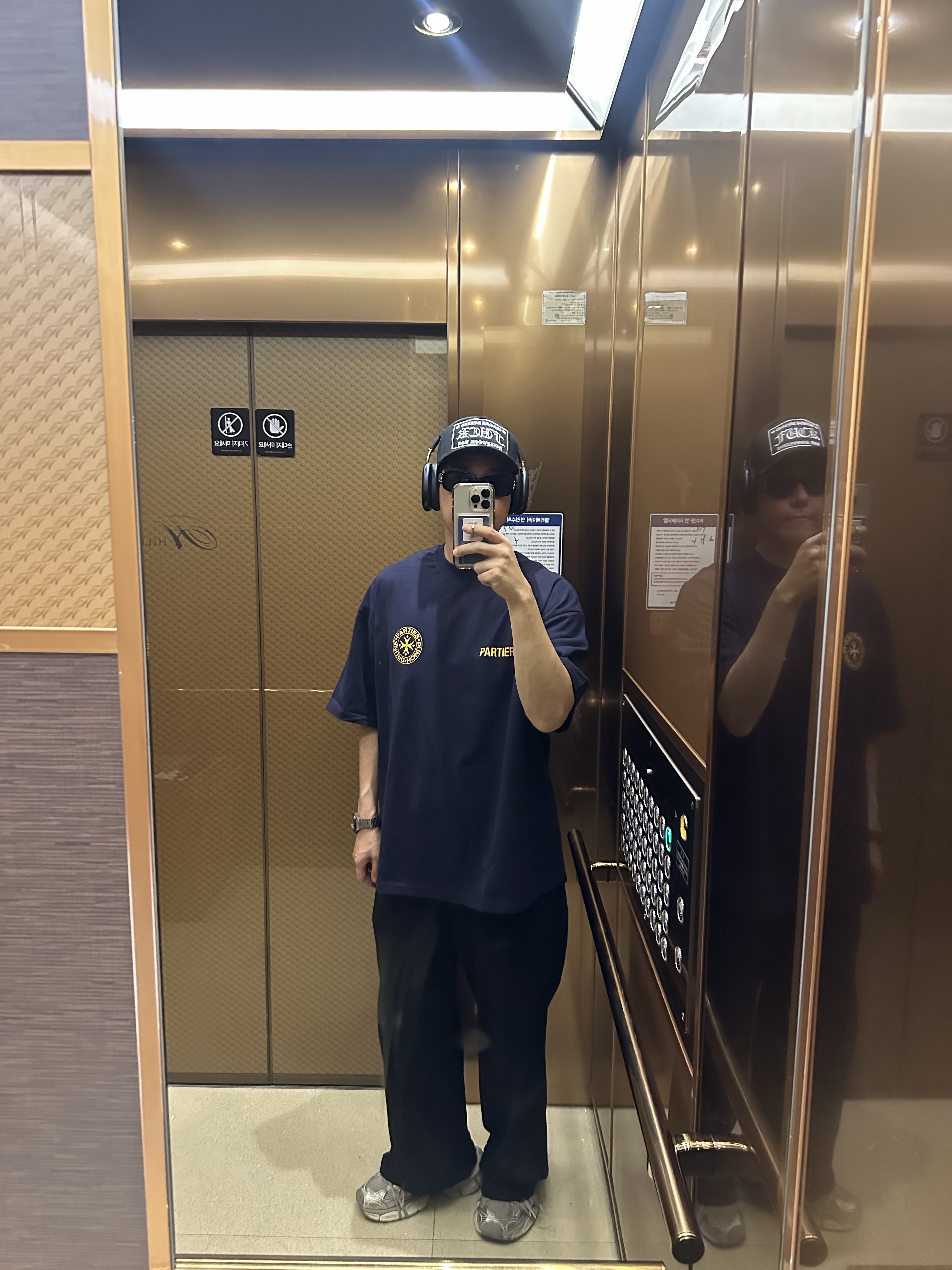 Apple AirPods Max USB C Midnight (Korean Ver.), Chrome Hearts Fuck Hollywood Trucker Hat Black 착용 스타일