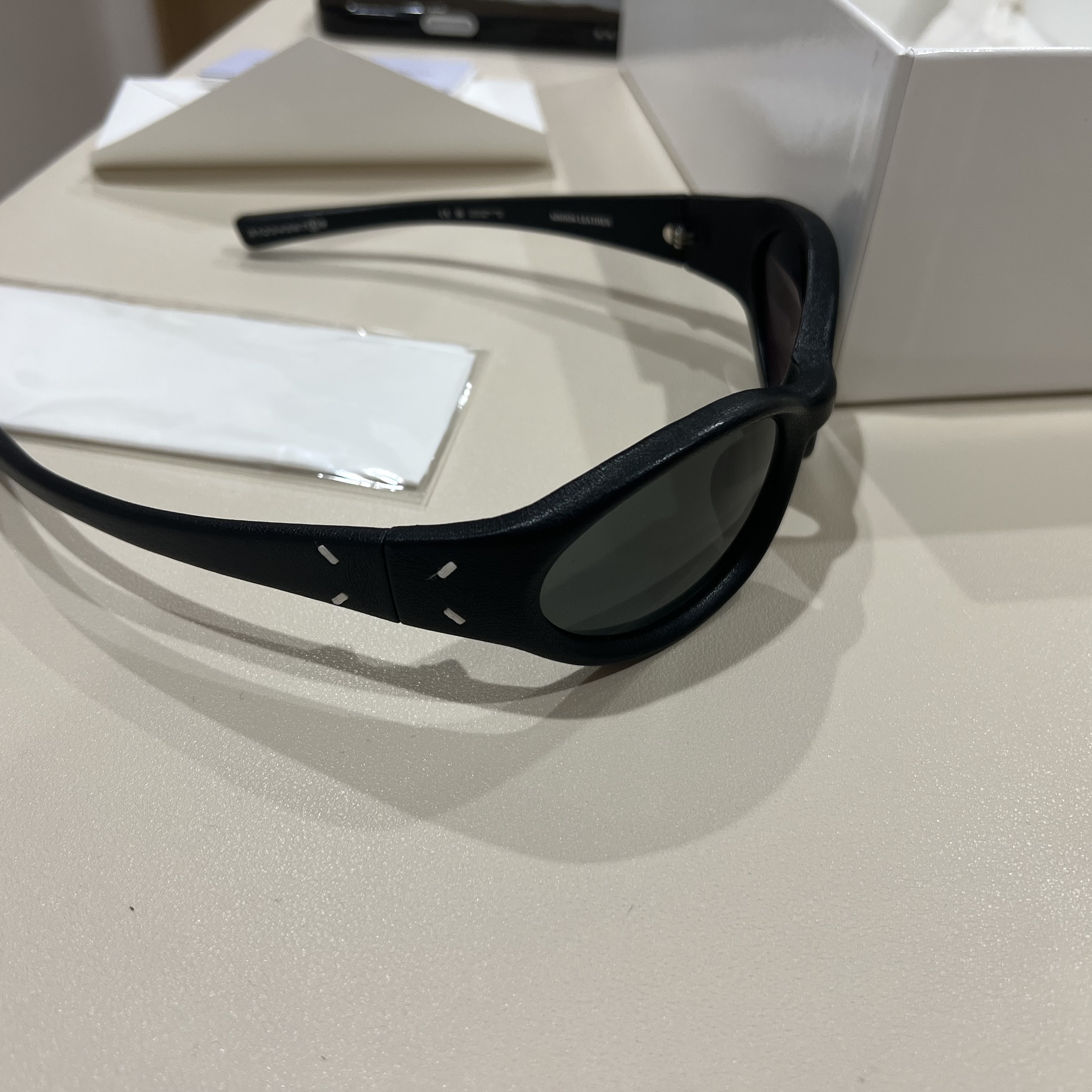 Gentle Monster x Maison Margiela MM104 Leather Black Blue 착용 스타일 - 2