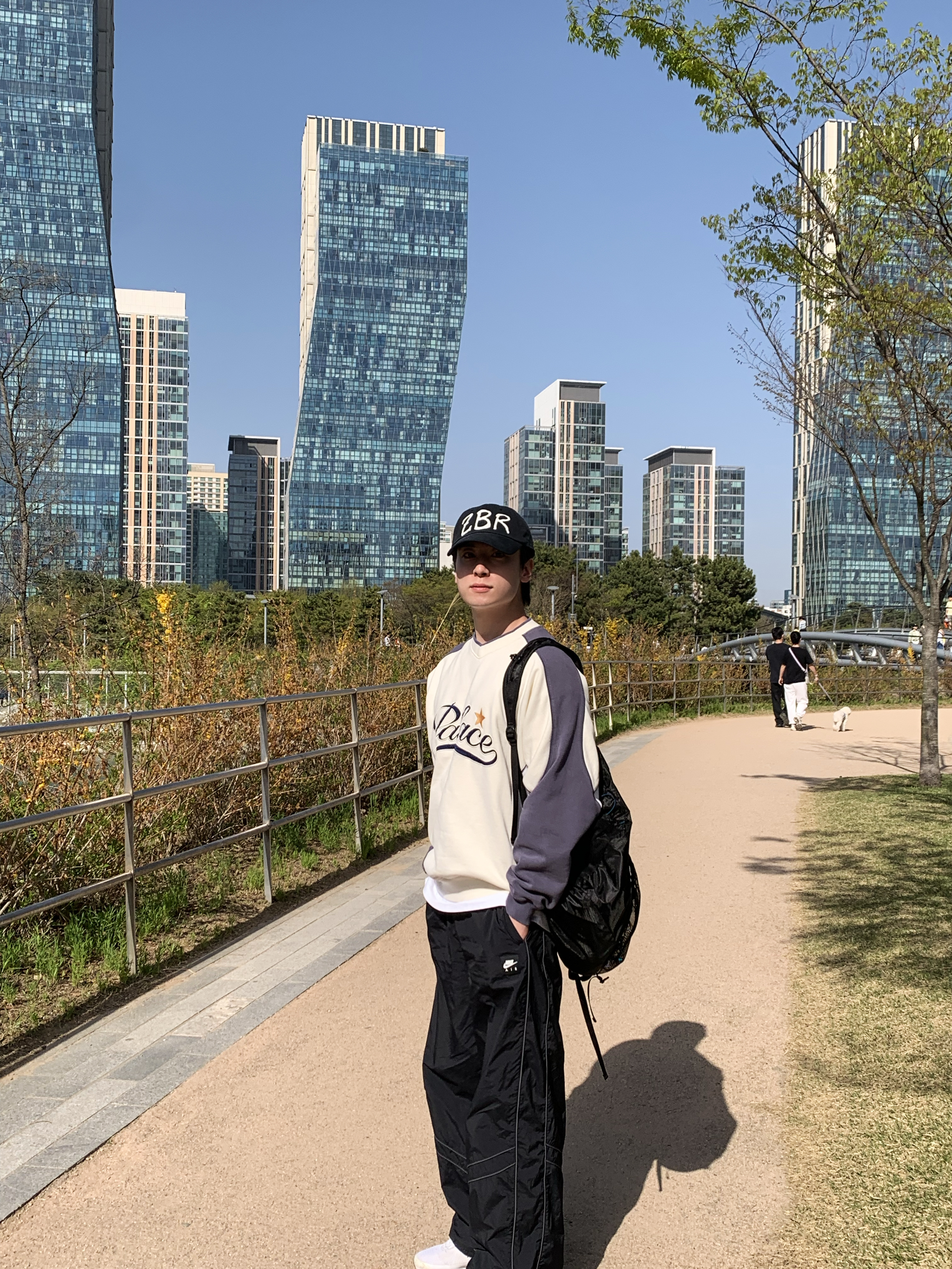 Palace Star Script Crew Soft White - 24SS, Nike Solo Swoosh Track Pants Black - Asia 착용 스타일 - 5
