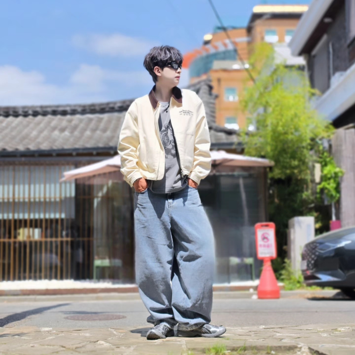 [KREAM 단독] NOMANUAL Devil Ring Damaged T-shirt Washed Charcoal, NOMANUAL Raw Vision Denim Pants White Blue 착용 스타일 - 2