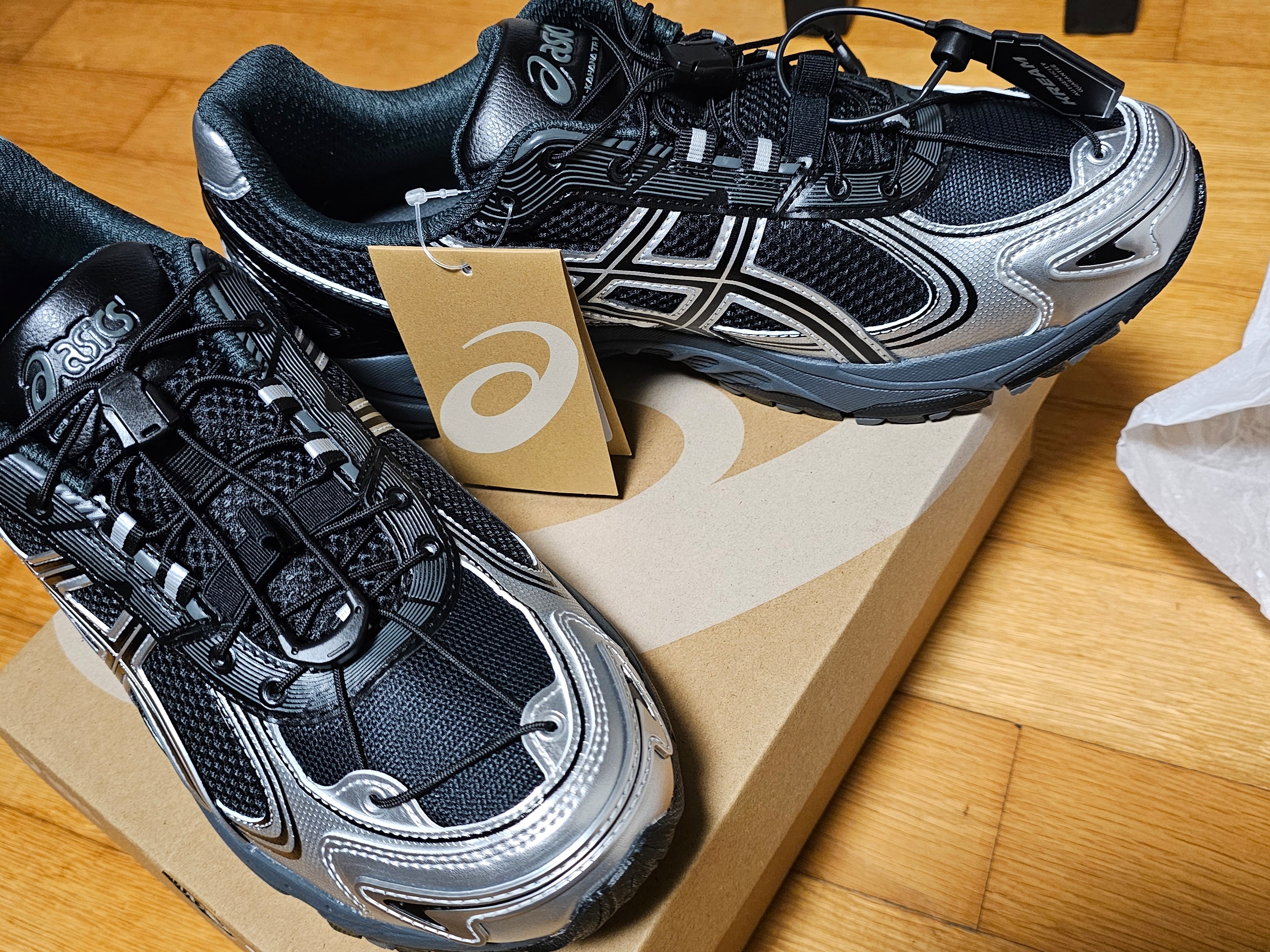 Asics Gel-Kahana TR V4 Carbon Black 착용 스타일