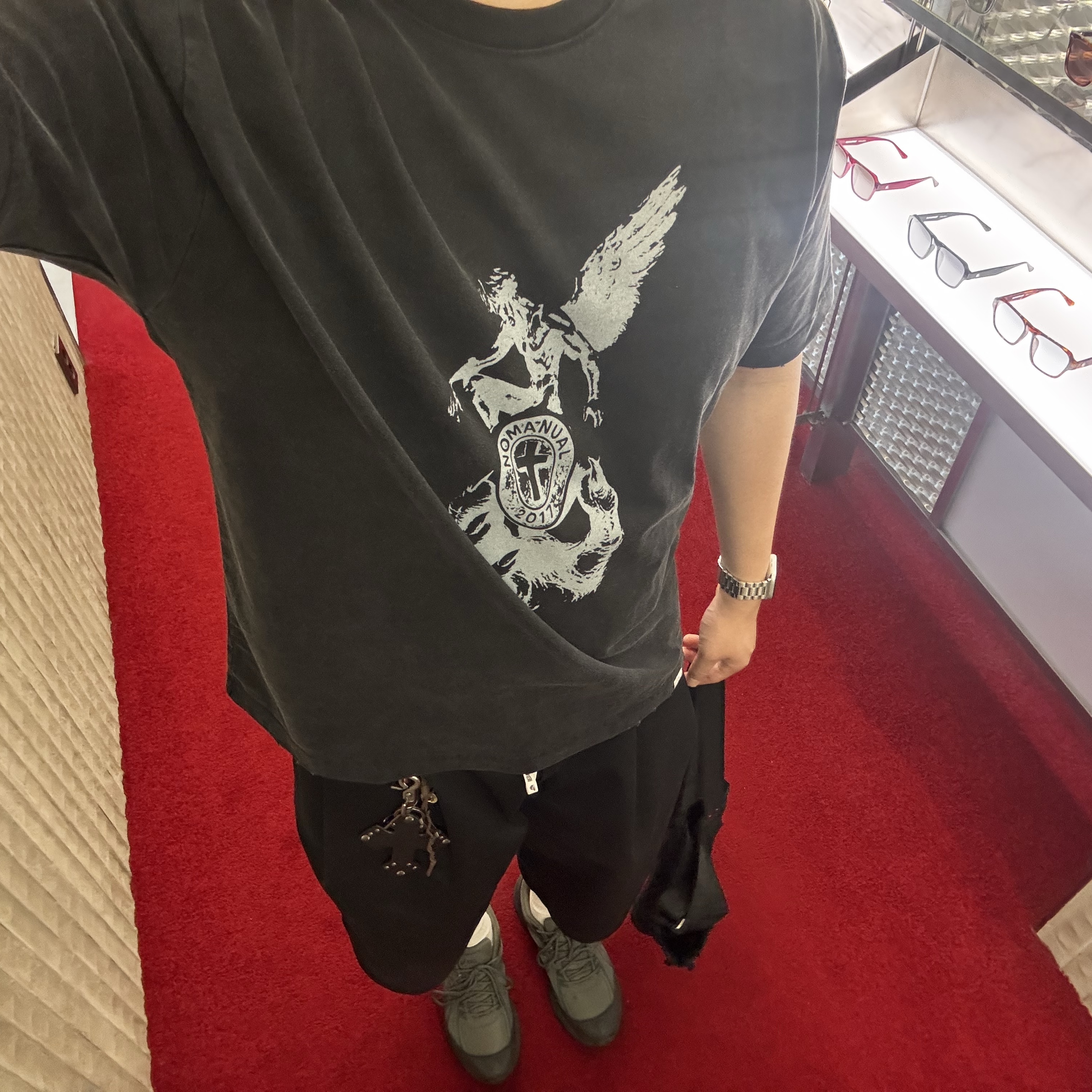 [KREAM 단독] NOMANUAL Devil Ring Damaged T-shirt Washed Black 착용 스타일 - 2