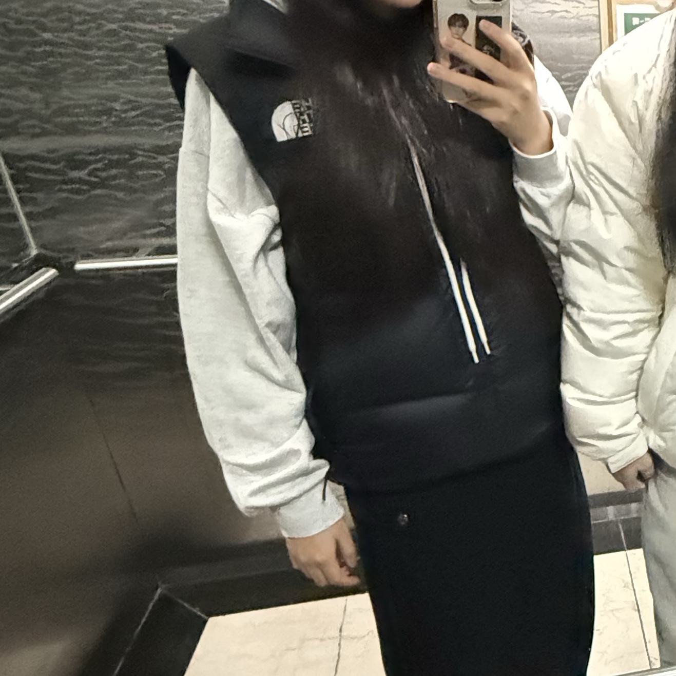 The North Face 1996 Retro Nuptse Vest Black 착용 스타일 - 1