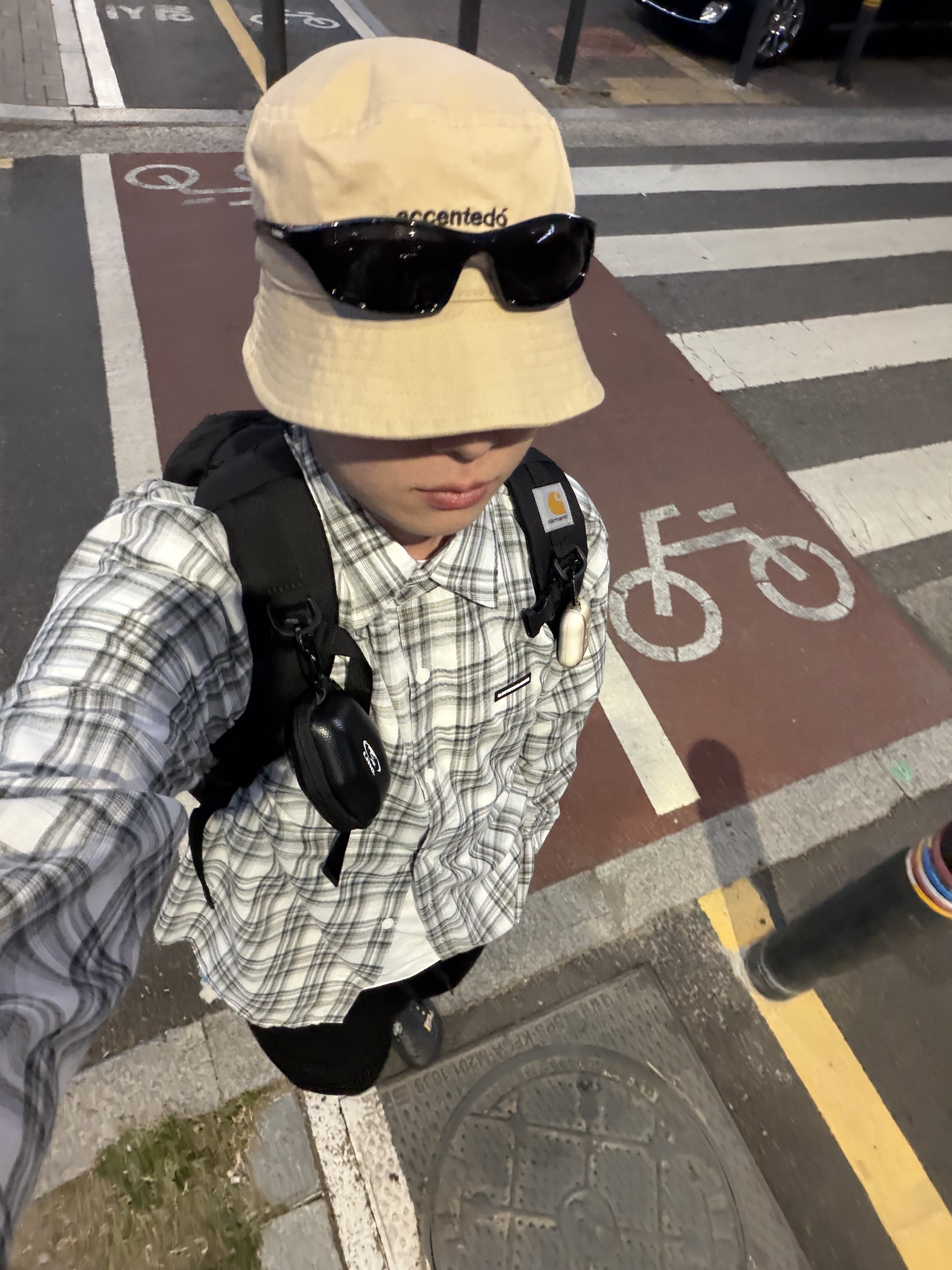 Carhartt WIP Kickflip Backpack Black, Crocs Echo Clog Black 착용 스타일 - 1