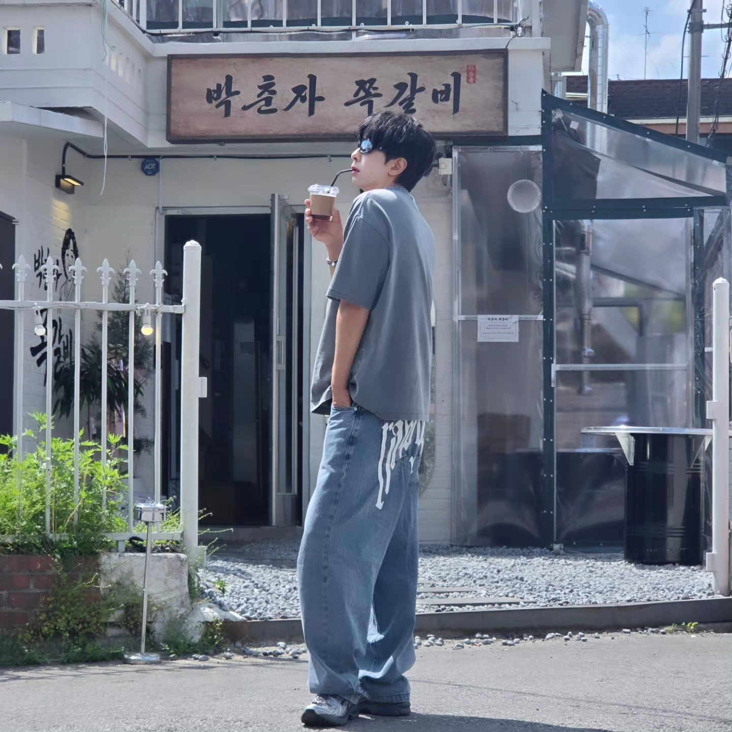 [KREAM 단독] NOMANUAL Devil Ring Damaged T-shirt Washed Charcoal, NOMANUAL Raw Vision Denim Pants White Blue 착용 스타일 - 2