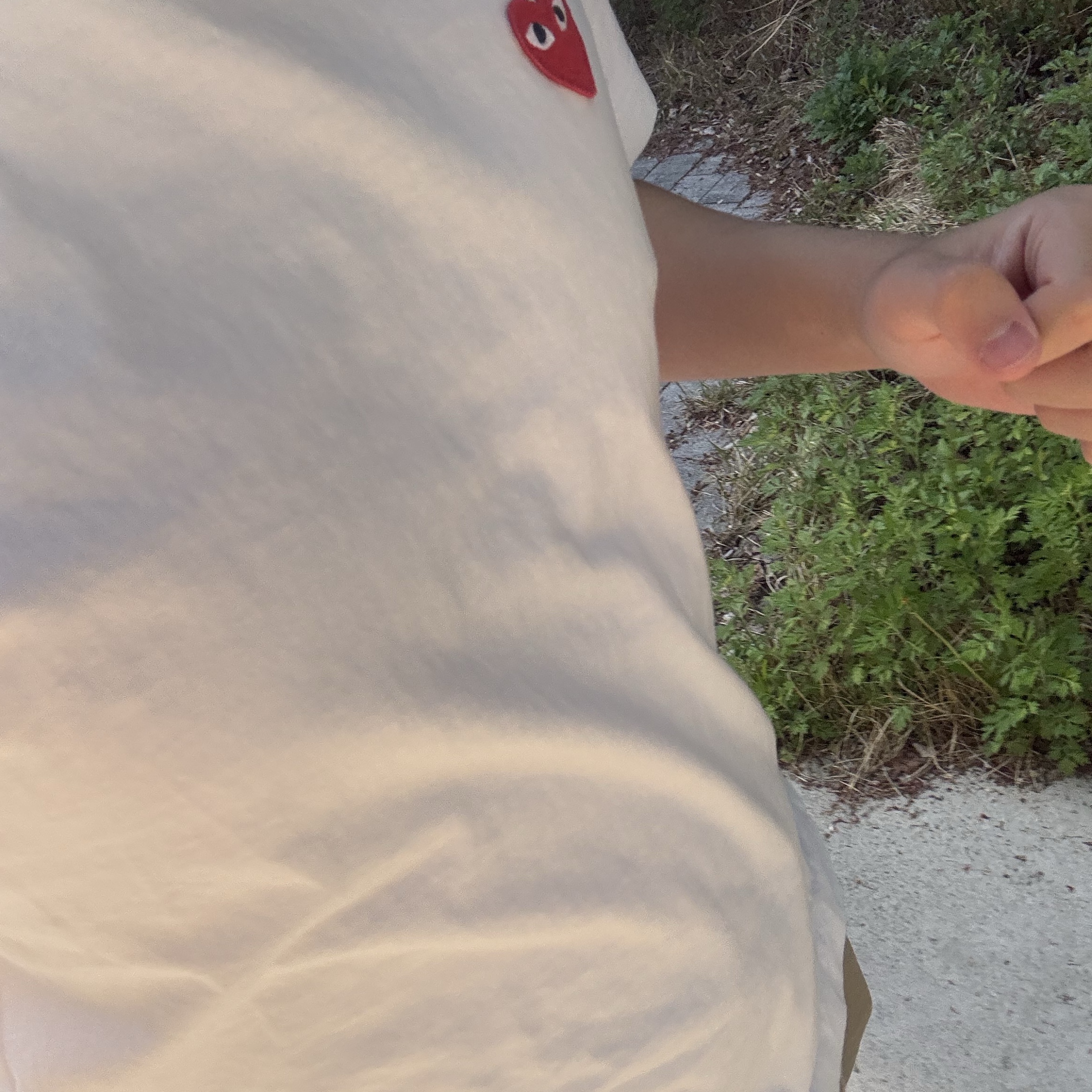 Play Comme des Garcons Red Heart T-Shirt White 착용 스타일 - 2