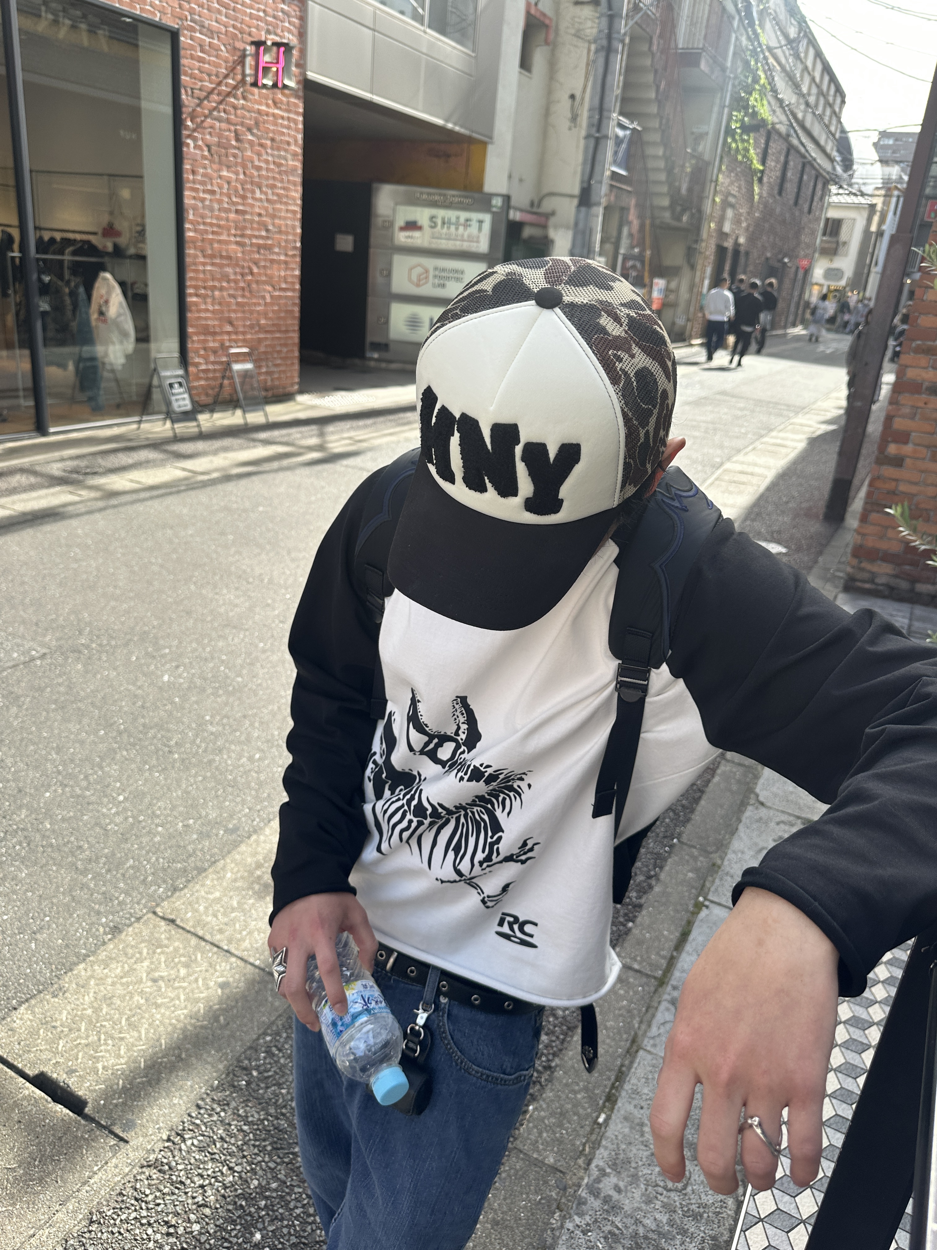 Honey Scoop House HNY Logo Trucker Cap Camo, ersco Straight Jeans Black 착용 스타일 - 3