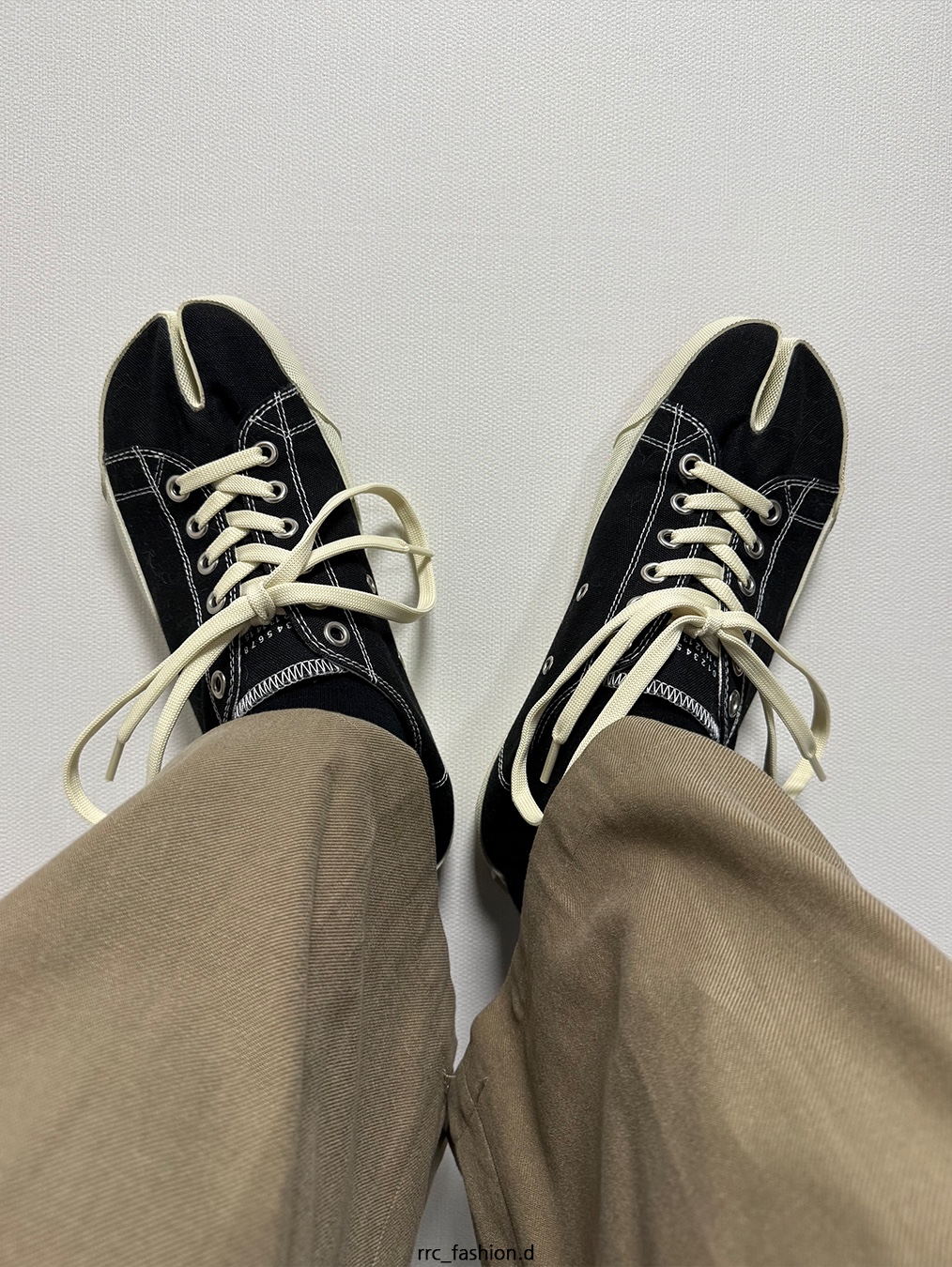 Maison Margiela Tabi Sneakers Black 착용 스타일 - 1