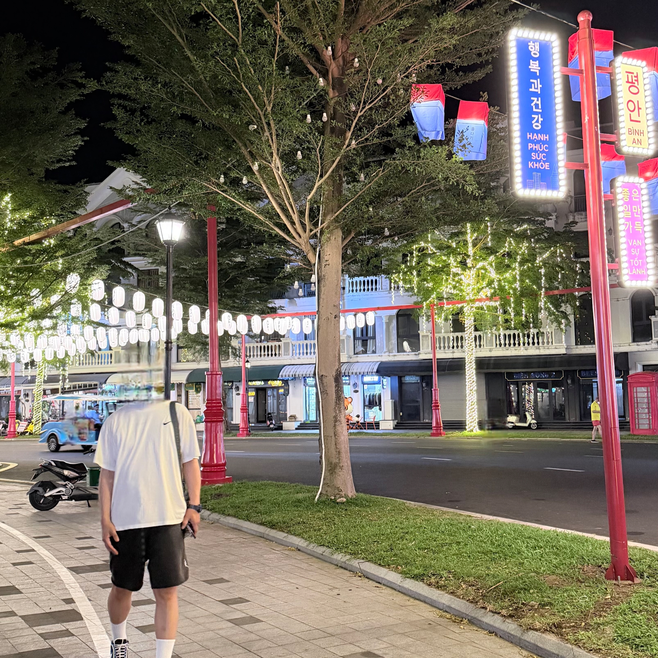 Nike x Stussy T-Shirt White (DV1774-100), Nike Air Zoom Spiridon Black and Signal Blue 착용 스타일