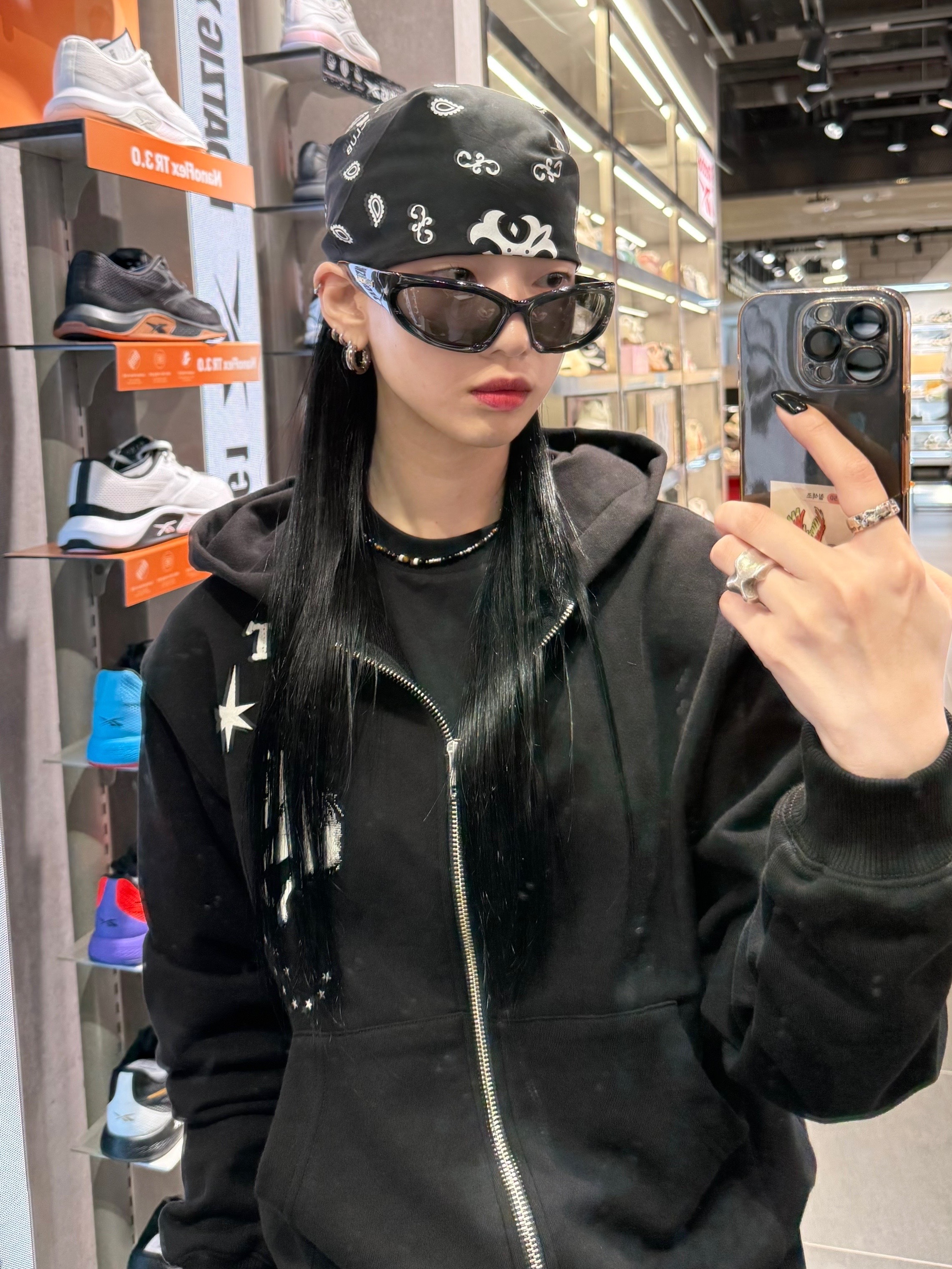 Balenciaga Swift Oval Sunglasses Black, Reebok DMX Series 3000 Chalk Alabaster 착용 스타일 - 2