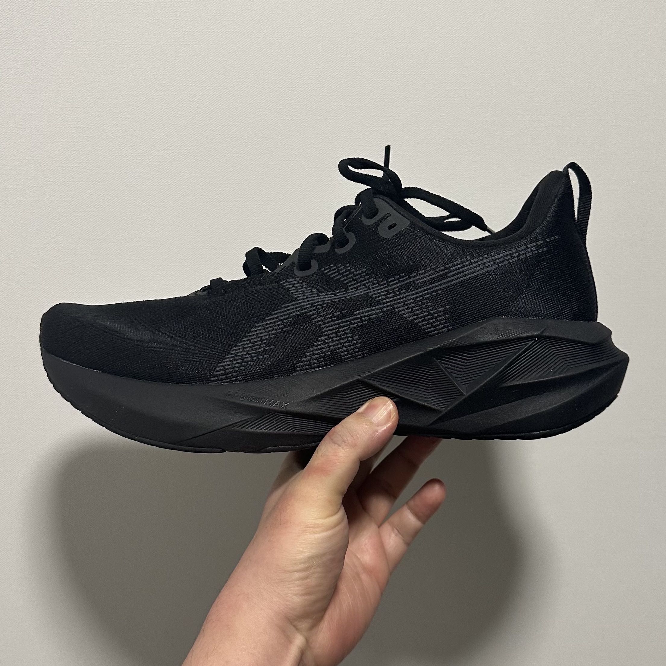 Asics Novablast 5 Black Carrier Grey 착용 스타일