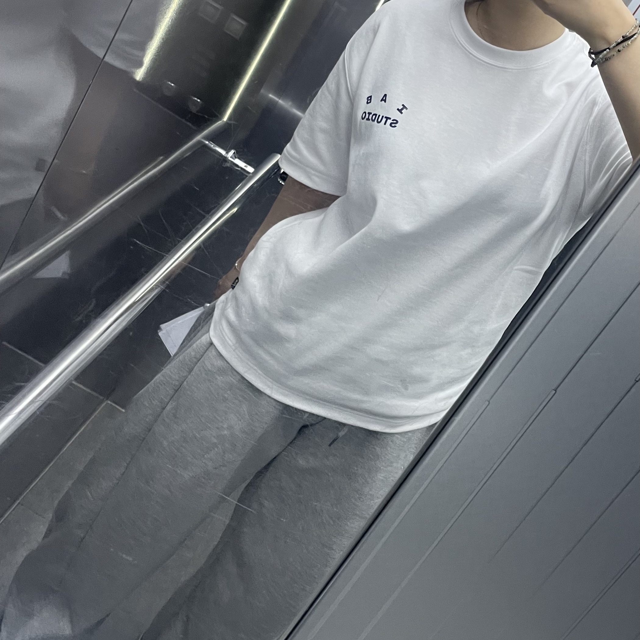 IAB Studio T-Shirt White Navy 착용 스타일 - 2