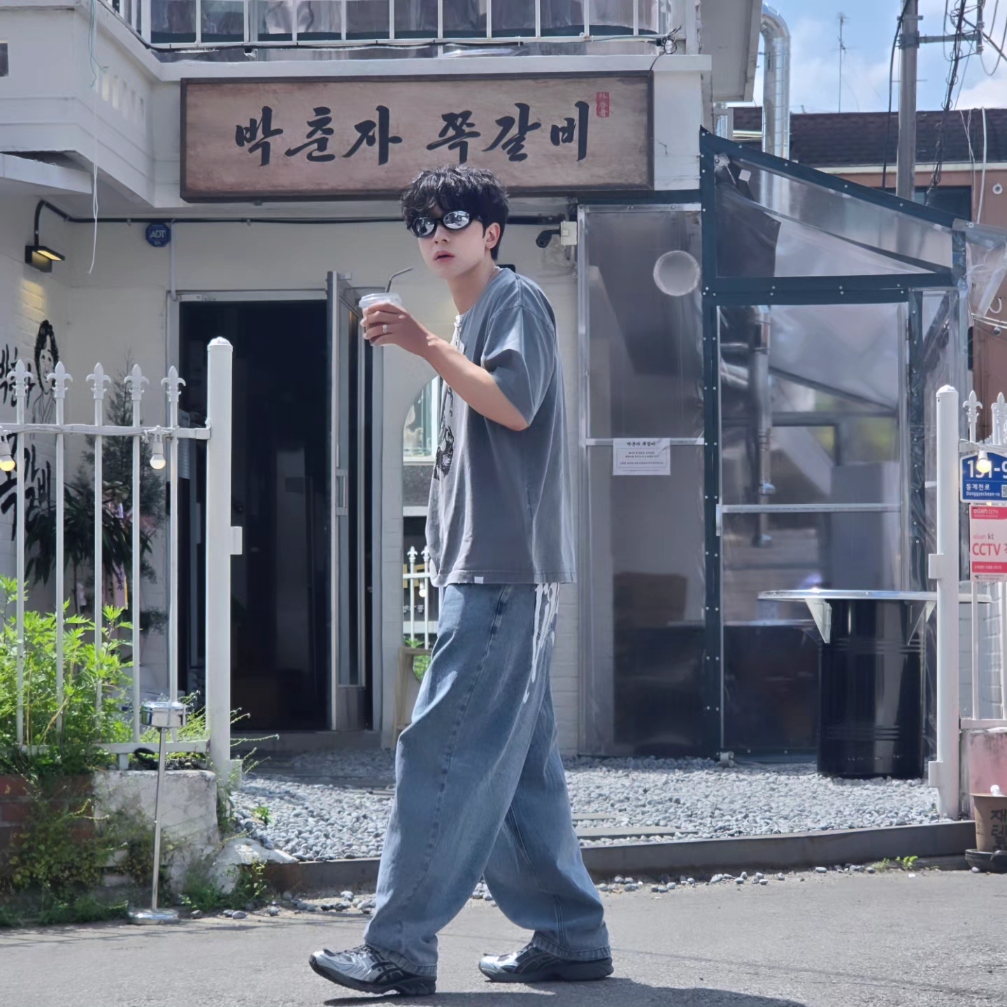 [KREAM 단독] NOMANUAL Devil Ring Damaged T-shirt Washed Charcoal, NOMANUAL Raw Vision Denim Pants White Blue 착용 스타일 - 6