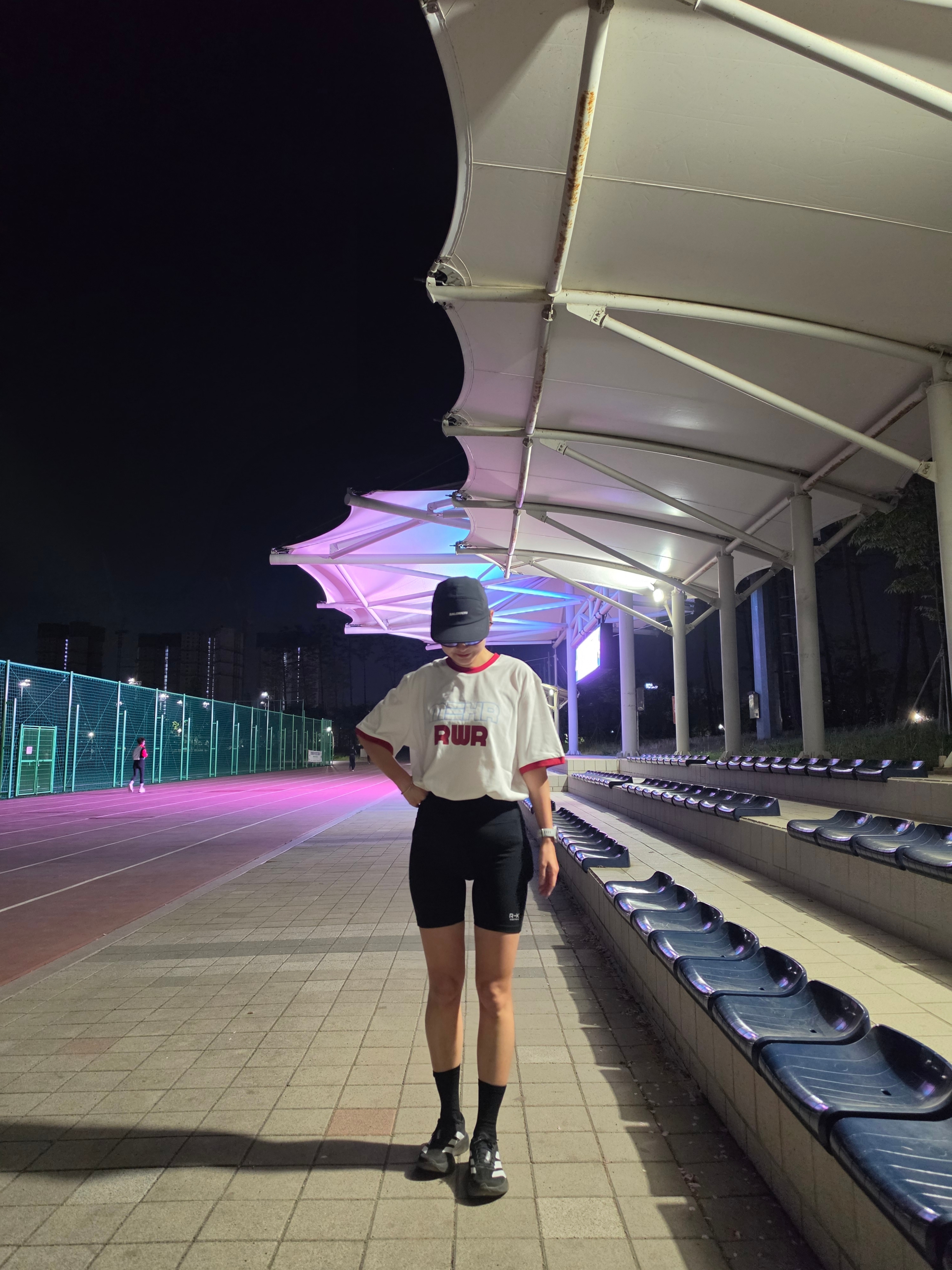 [KREAM 단독] RWR x MEHR Ringer T-Shirt White, Salomon Sense Aero Cap Black 착용 스타일 - 4